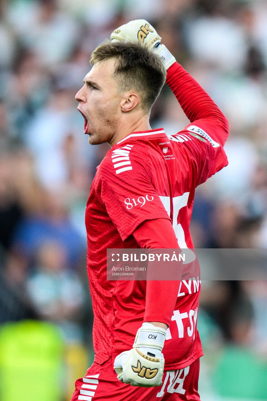 Örebros målvakt Jakub Ojrzynski jublar