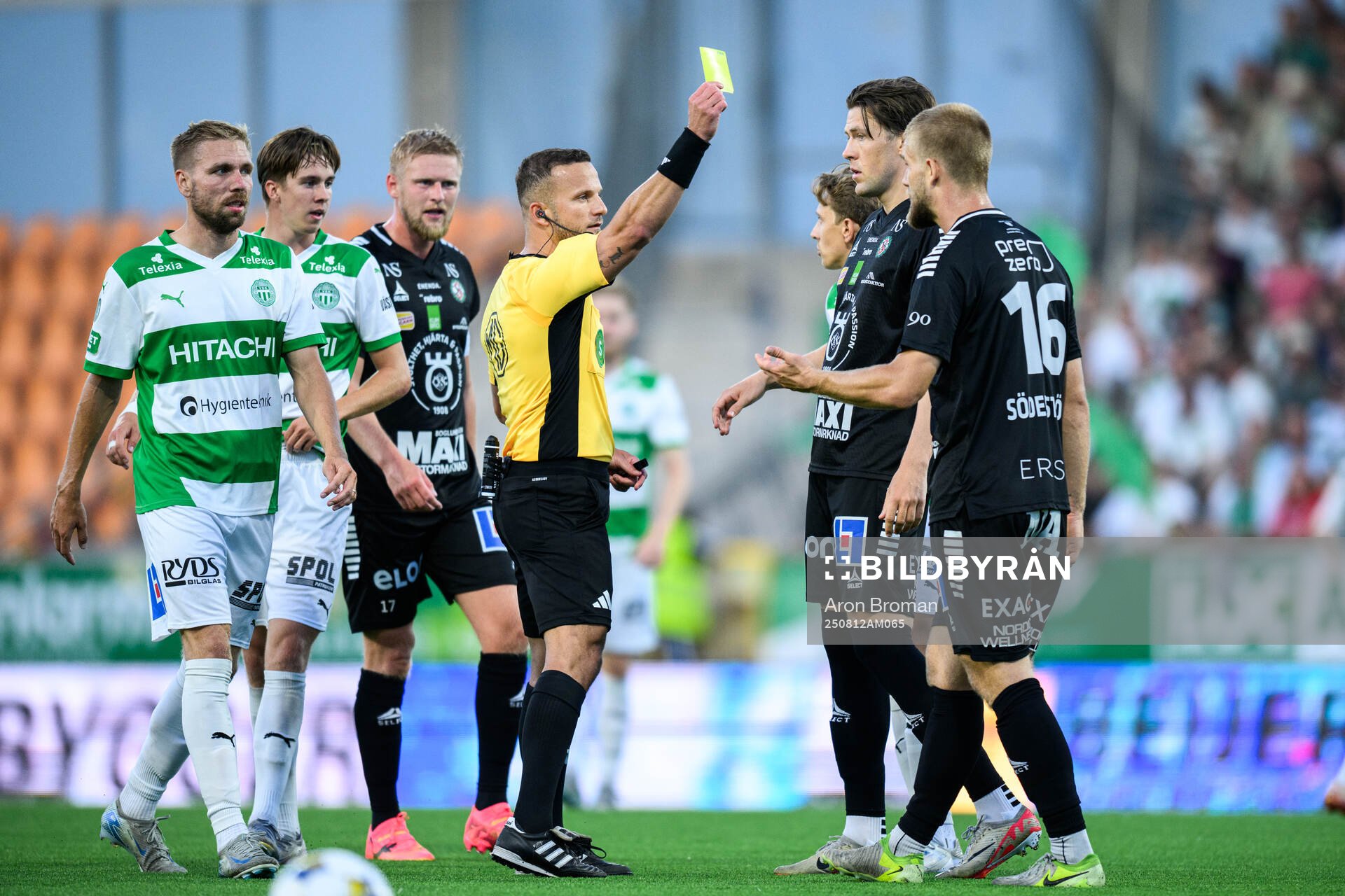 Örebros Hampus Söderström tilldelas gult kort av Domare