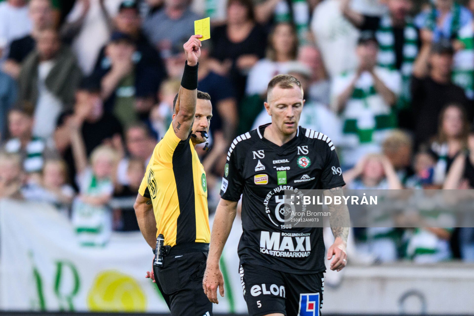 Örebros Jesper Modig tilldelas gult kort av Domare Rinon