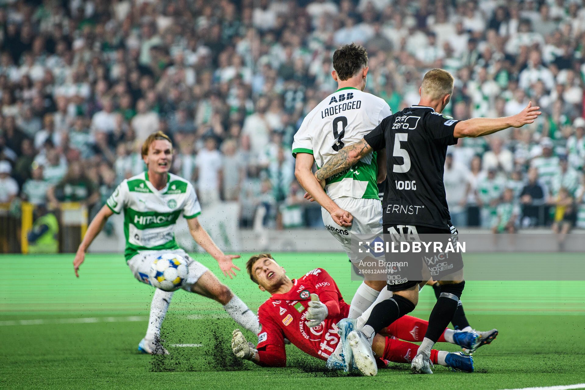 Örebros målvakt Jakub Ojrzynski, Västerås Mikkel
