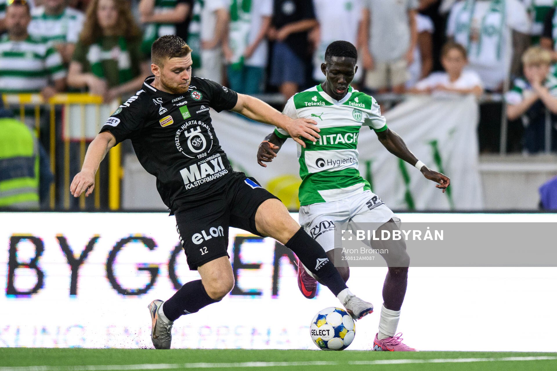 Örebros Dino Salihovic och Västerås Mamadou Ousmane