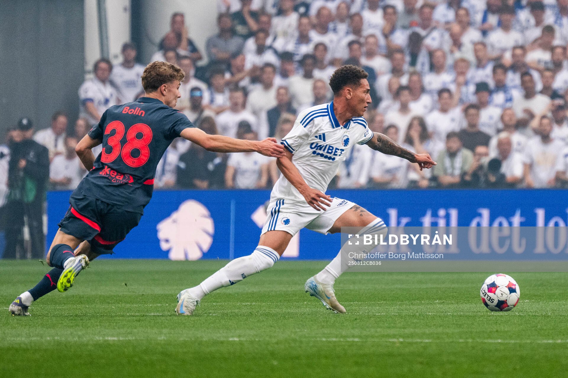 Hugo Bolin of Malmö FF and Robert of FC Copenhagen