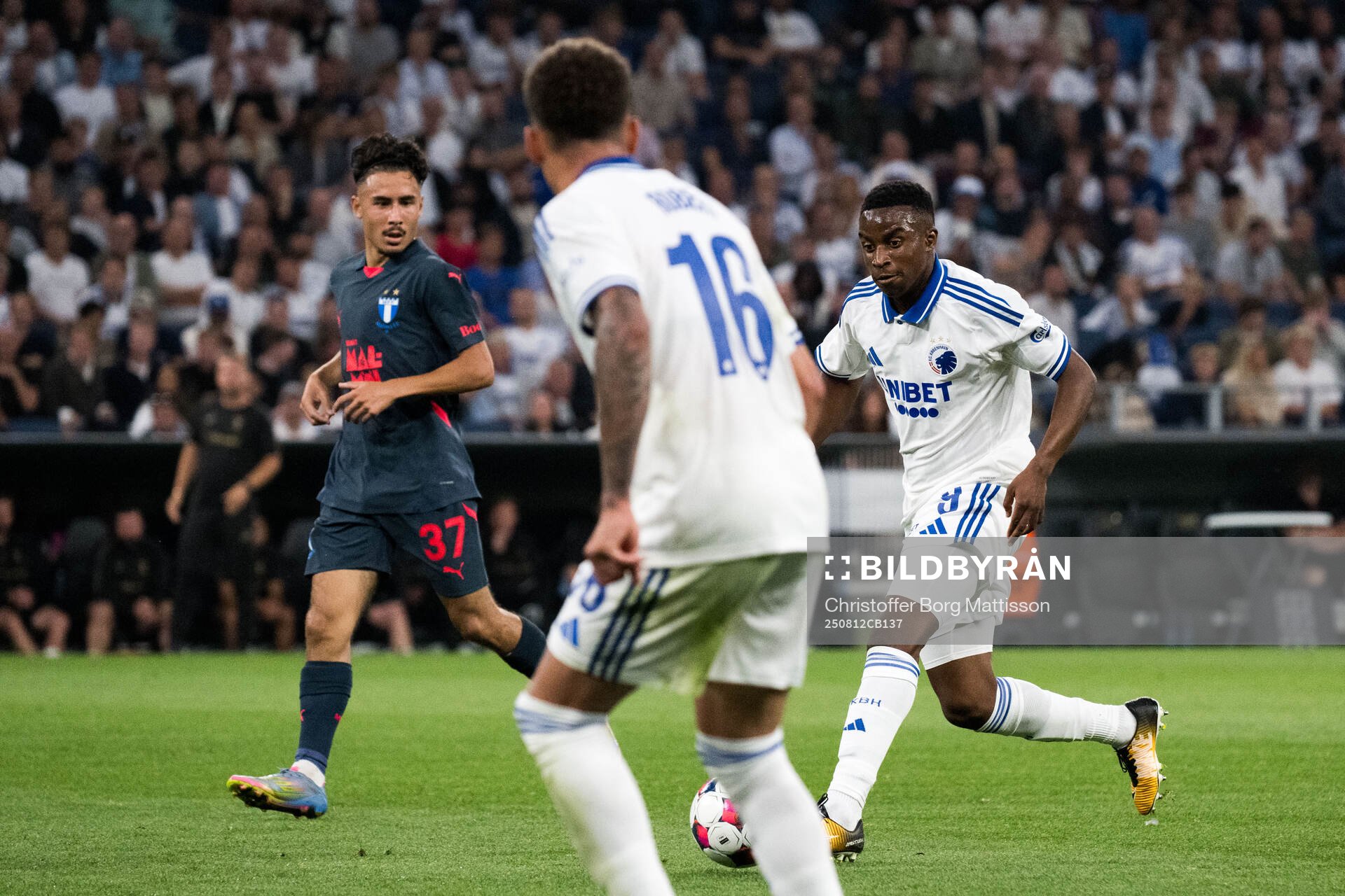 Adrian Skogmar of Malmö FF and Youssoufa Moukoko of FC