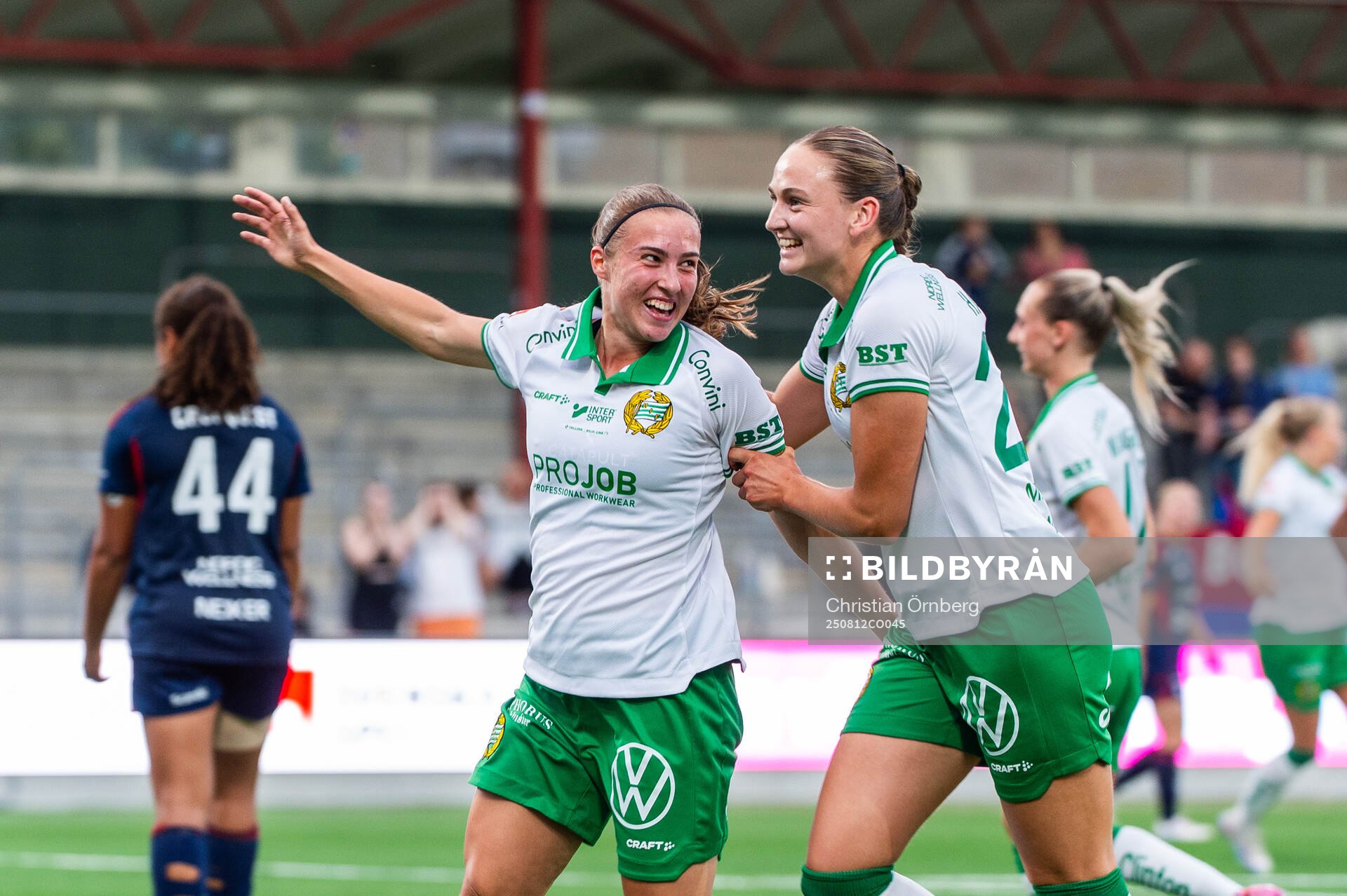 Hammarbys Vilde Hasund och Vilma Emilia Koivisto jublar