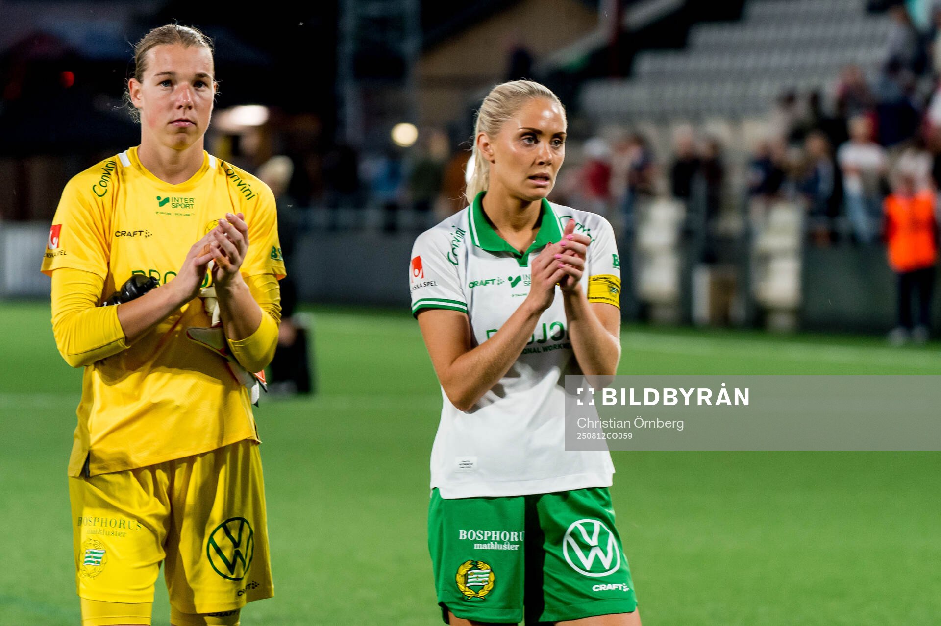 Hammarbys målvakt Melina Loeck och Alice Carlsson deppar