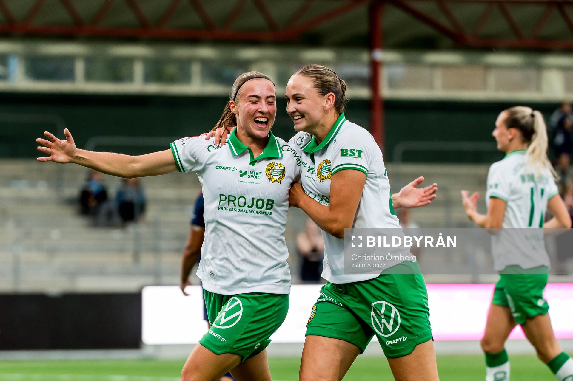 Hammarbys Vilma Emilia Koivisto och Vilde Hasund jublar