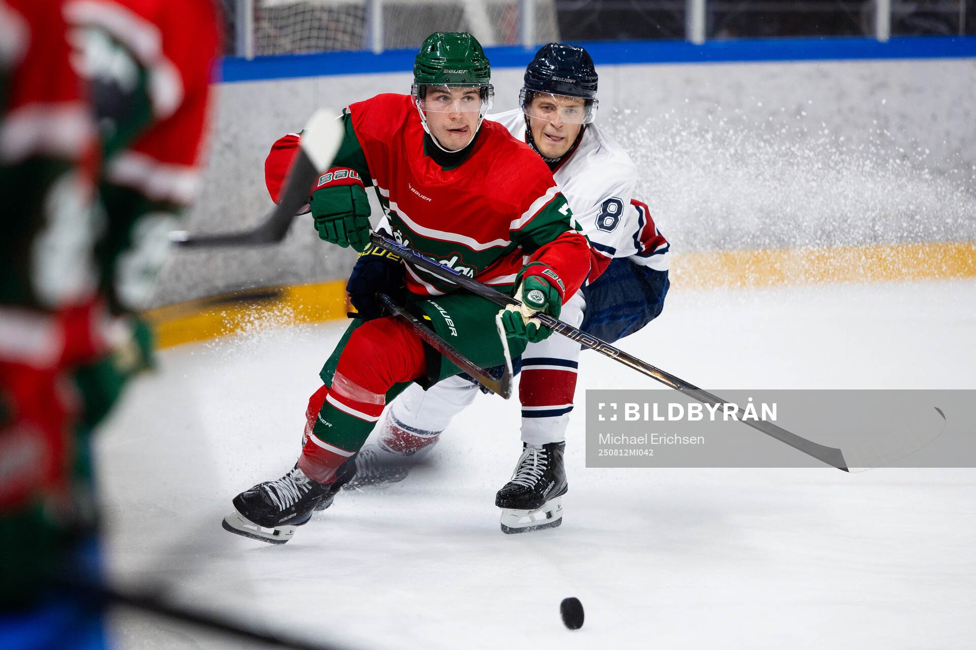 Frölundas Jere Innala och HV71s Lucas Lagerberg
