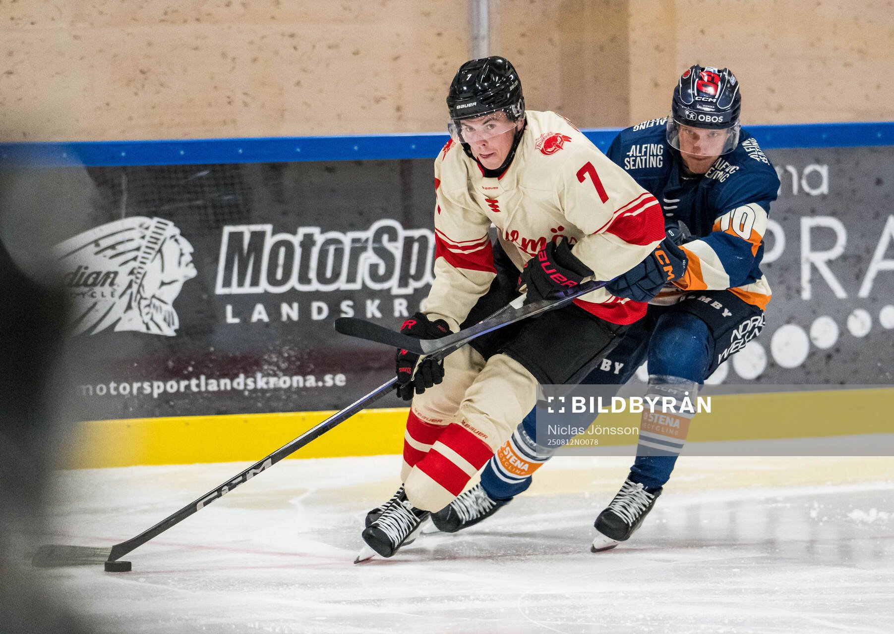 Malmö Redhawks Topi Niemelä och Växjös Eemeli Suomi