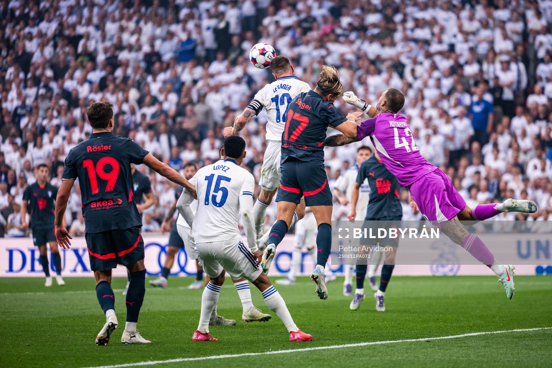 Jens Stryger Larsen of Malmö FF collide with goalkeeper