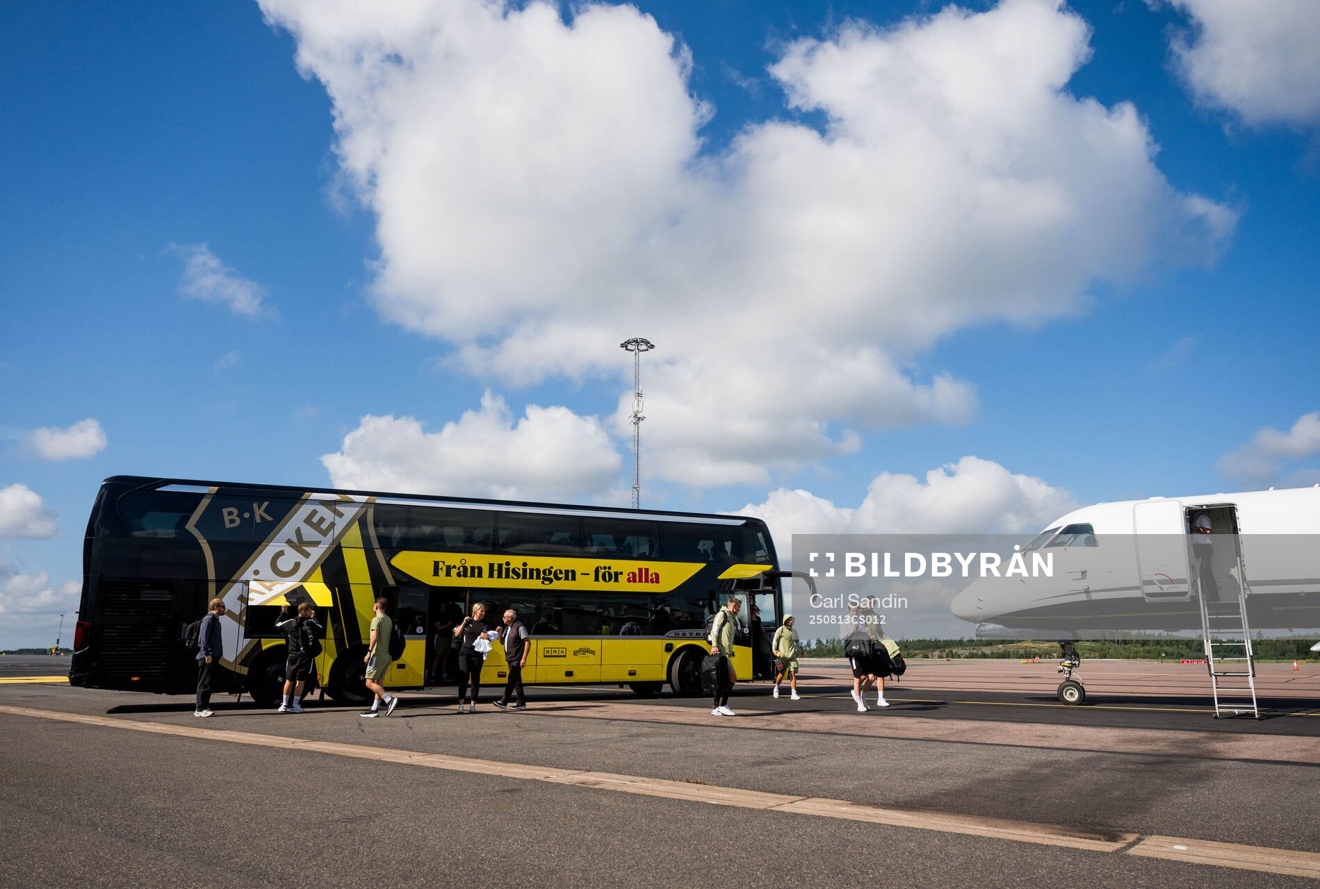 The buss arrives at the airport