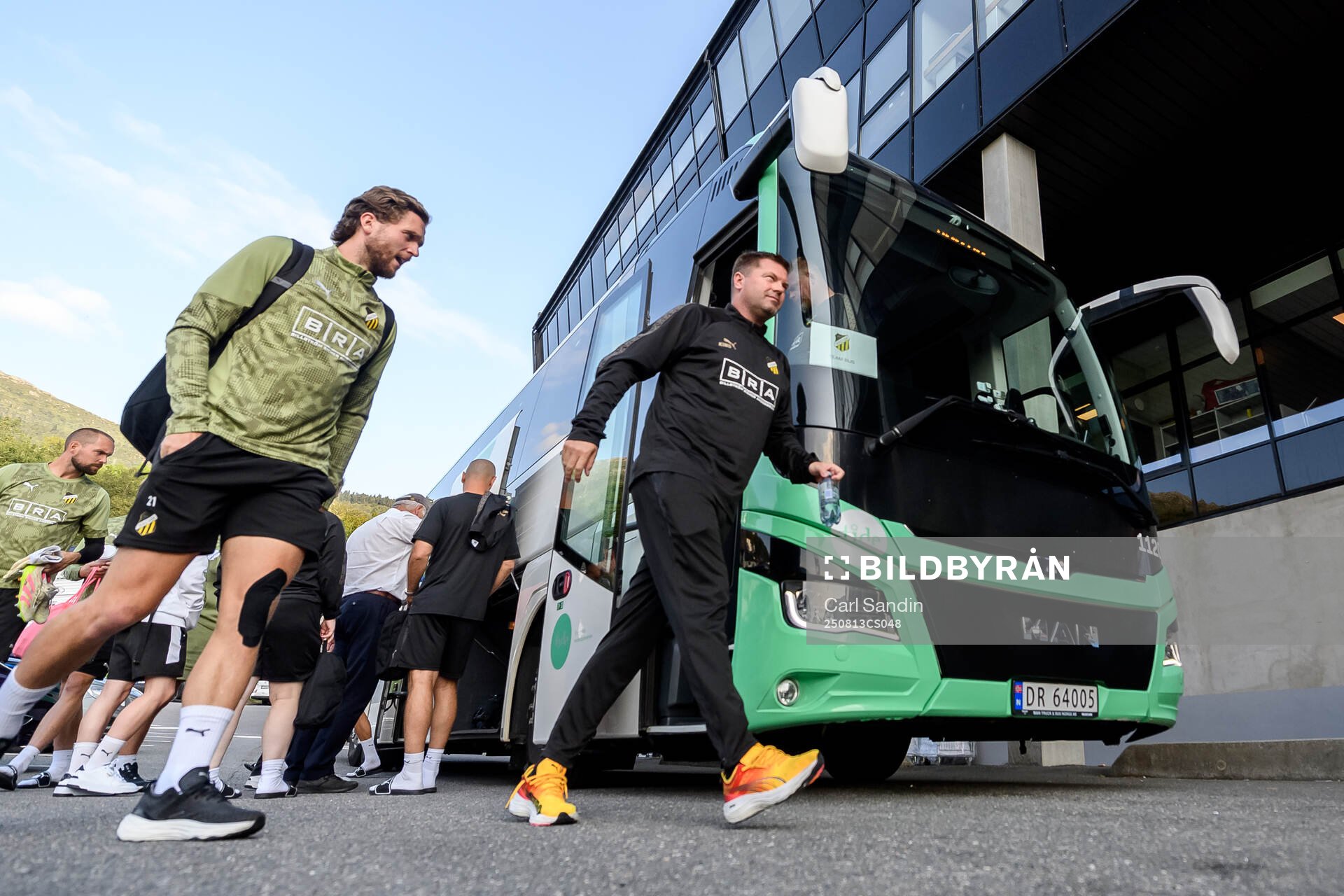 Adam Lundkvist and coach Jens Gustafsson ahead  a training