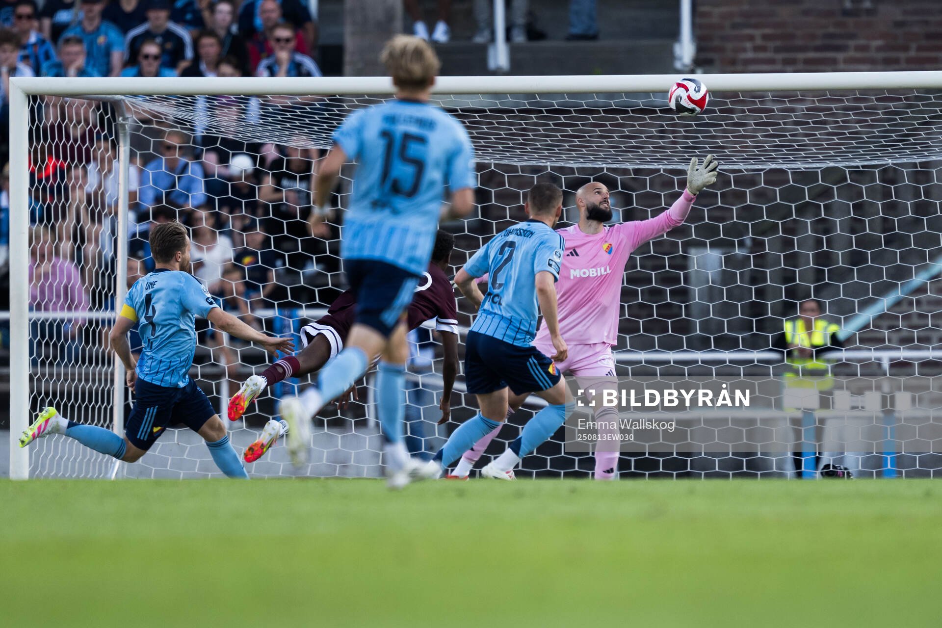 FC Järfällas Kahin Dahir och Djurgårdens målvakt Filip