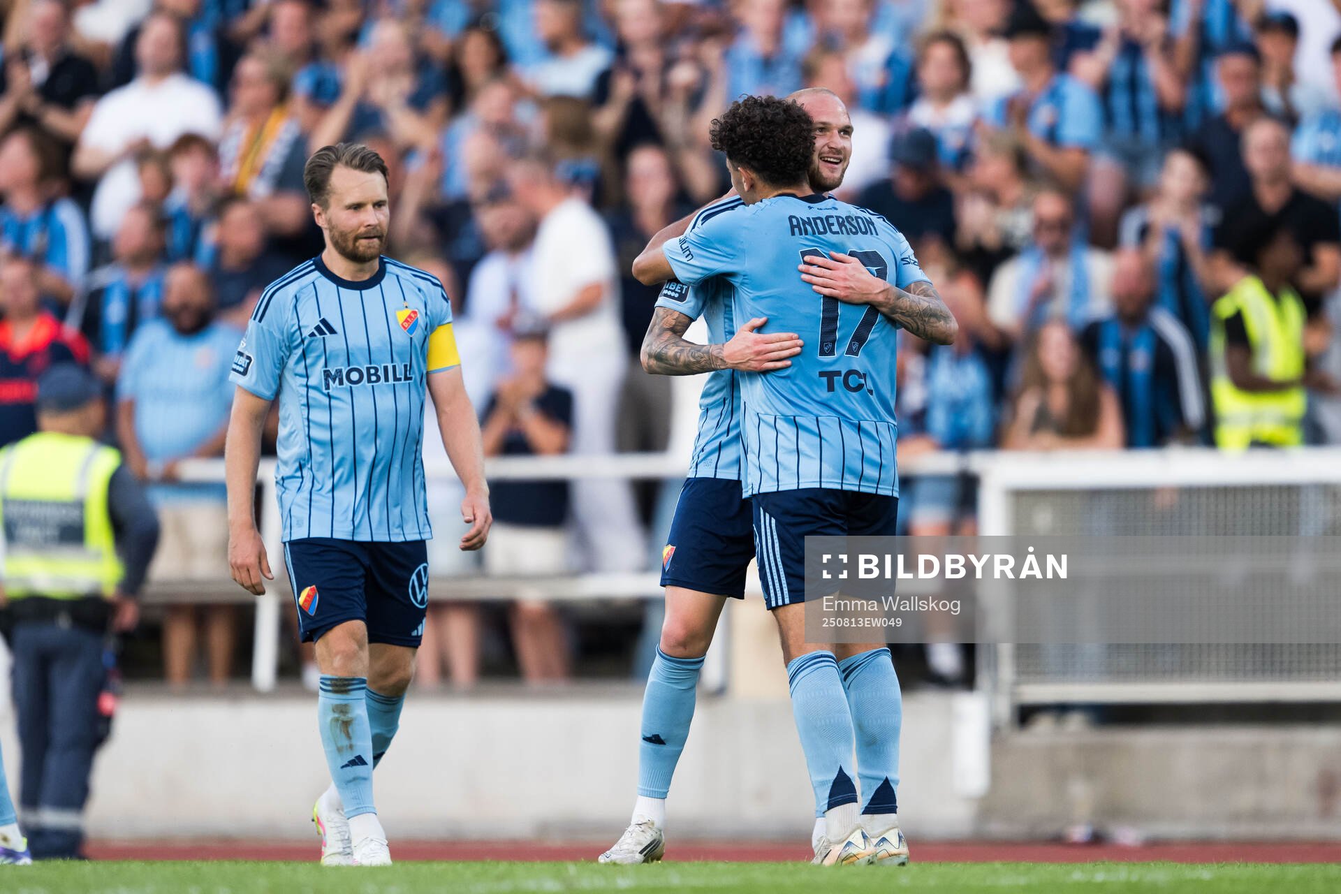 Djurgårdens Adam Ståhl jublar och Mikael Anderson
