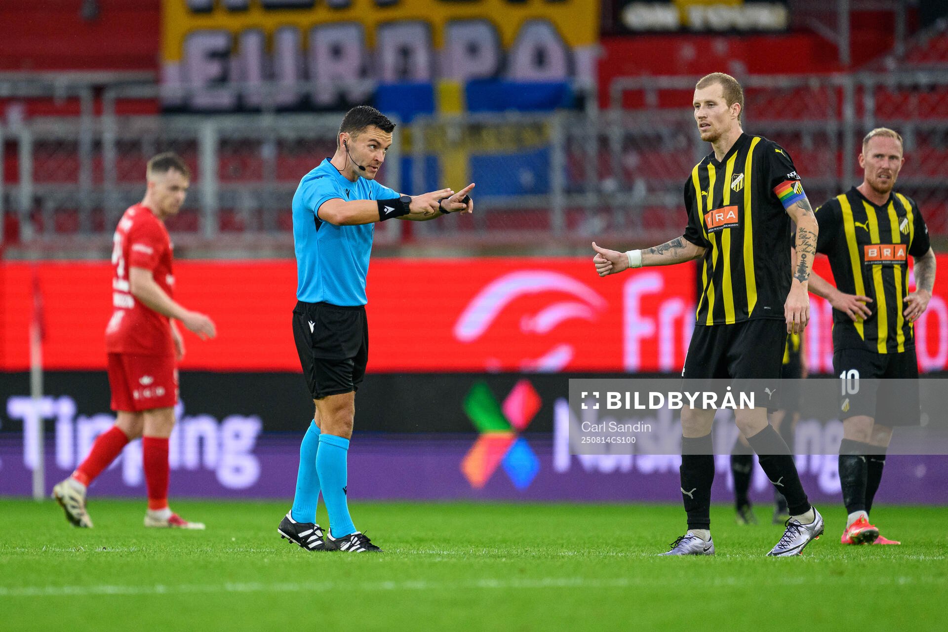 Referee Nicholas Walsh and Simon Gustafson of Häcken