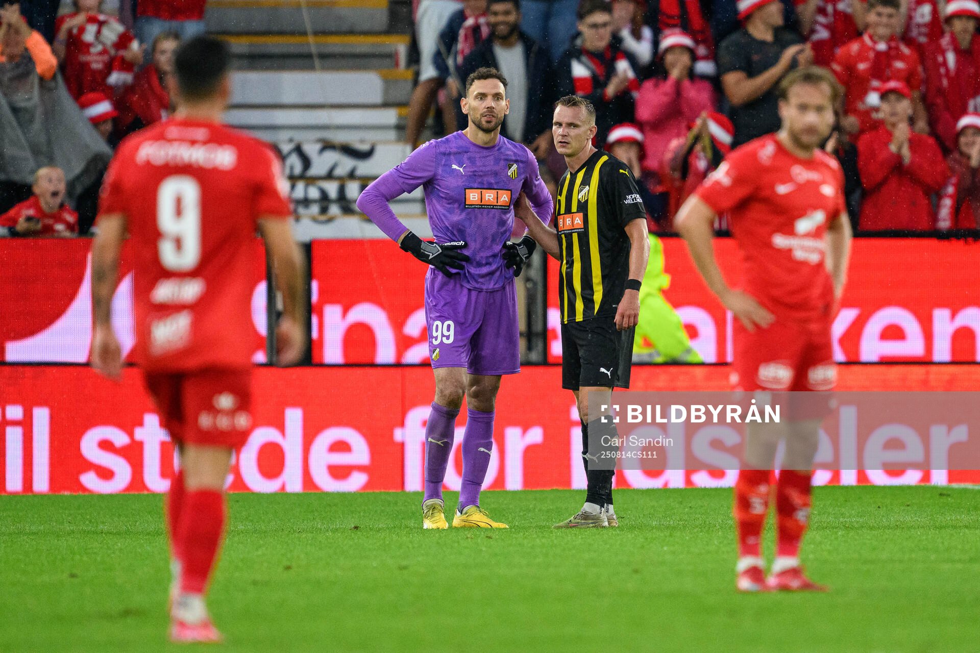 Goalkeeper Etrit Berisha and Marius Lode of Häcken looks