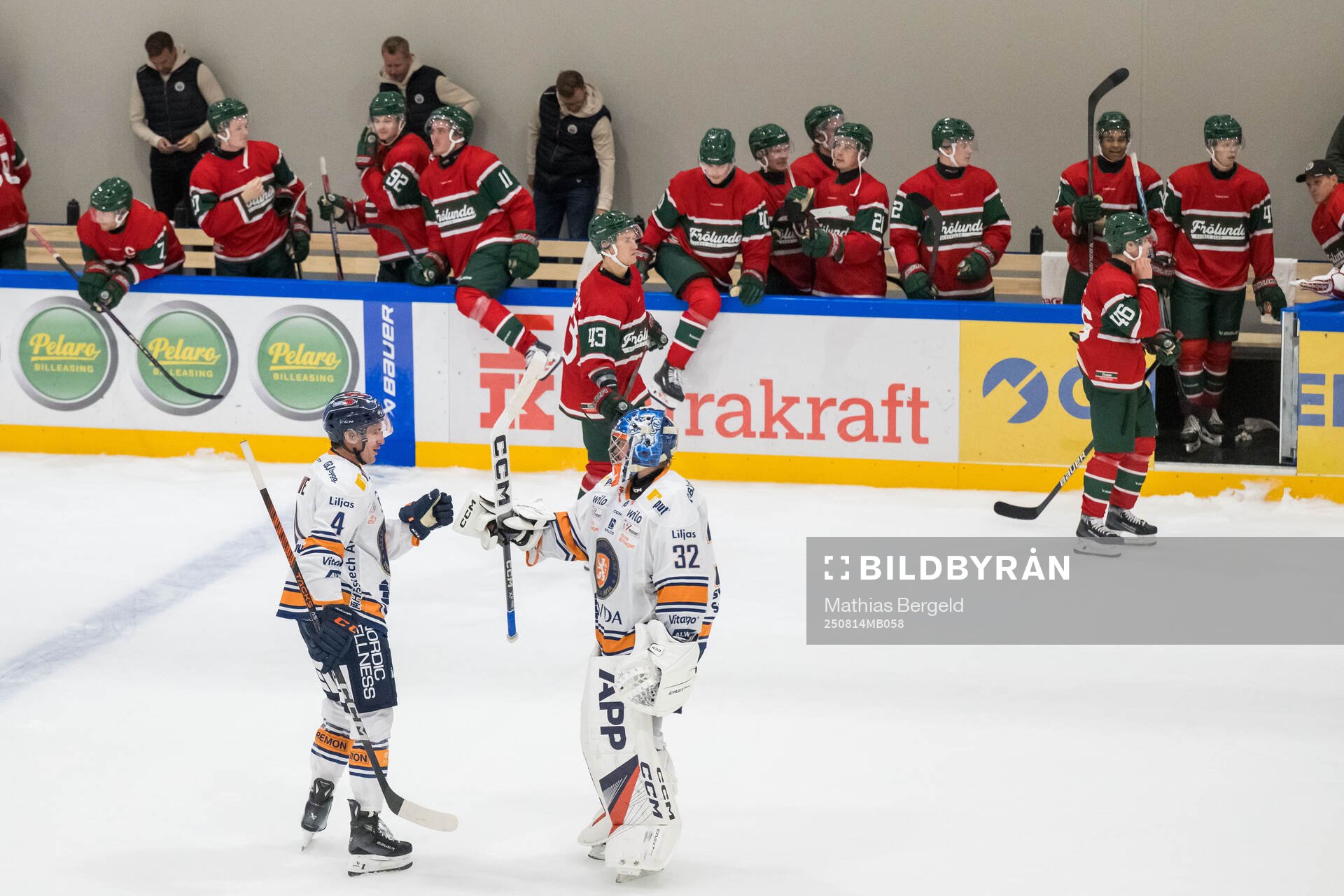 Växjös Keegan Lowe och målvakt Ludvig Persson jublar