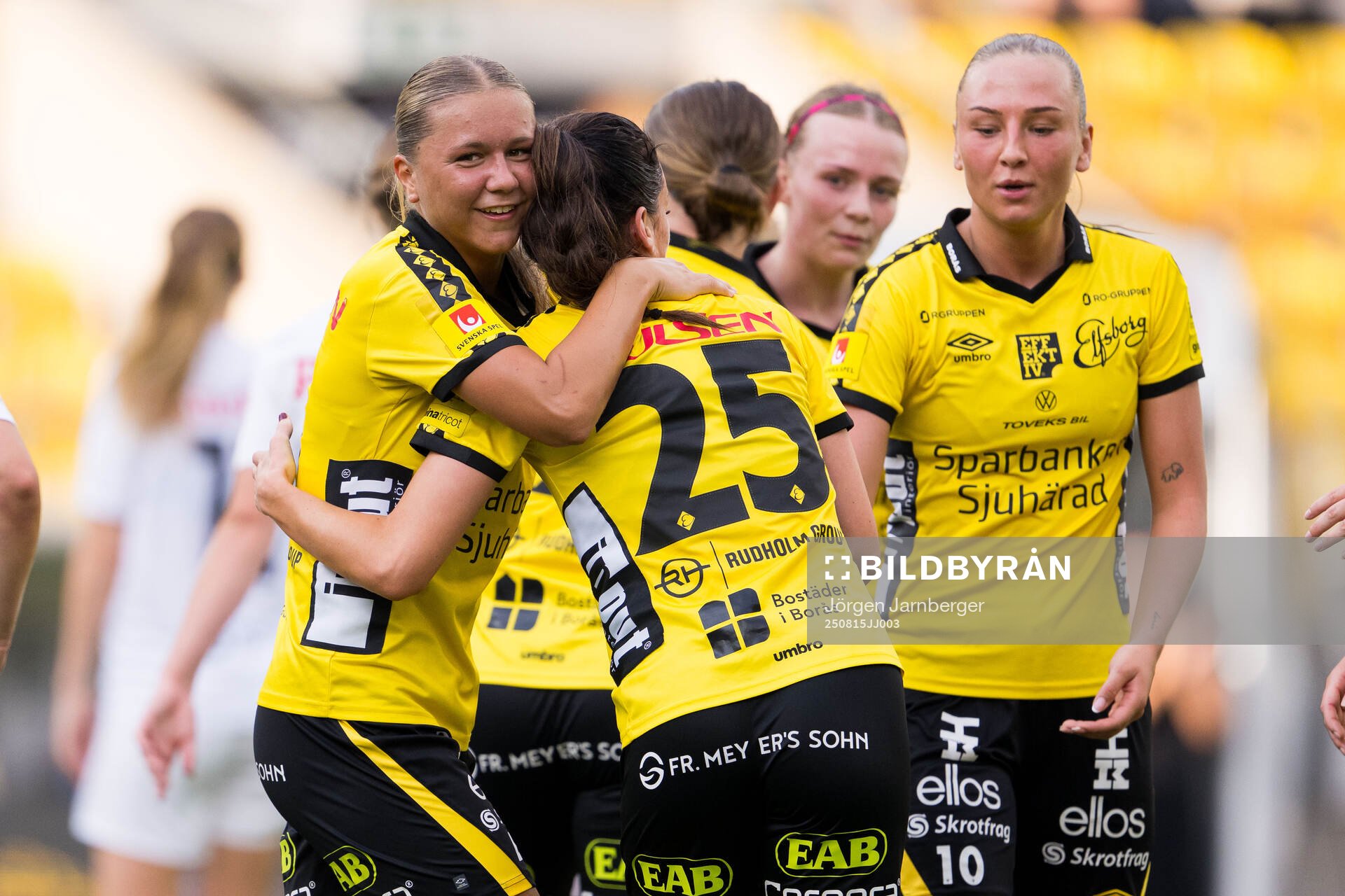 Elfsborgs Alice Broman och Izabella Bergström jublar