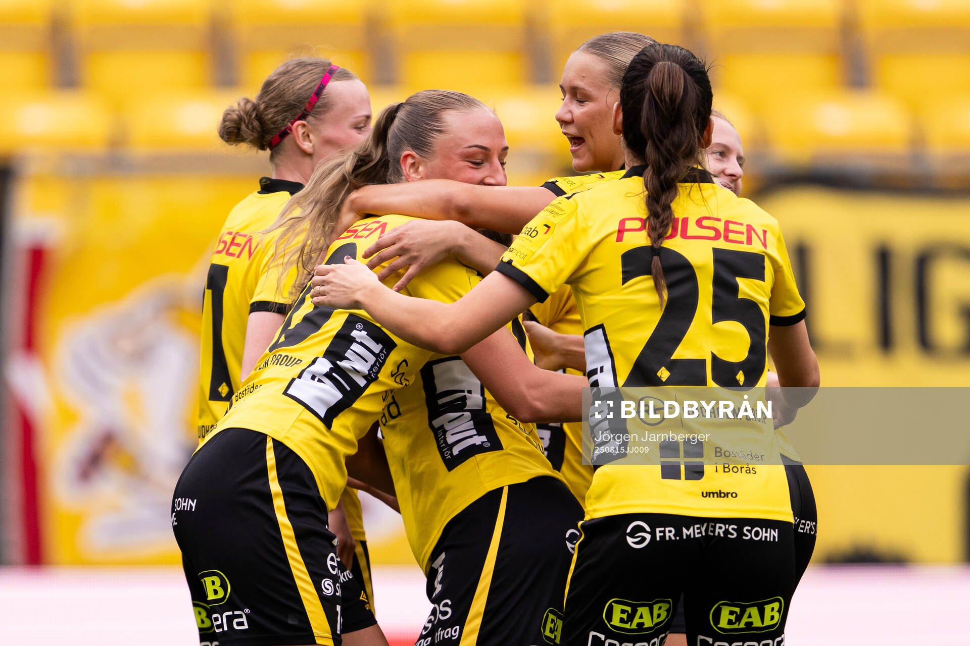 Elfsborgs Stina Jensen jublar med lagkamrater