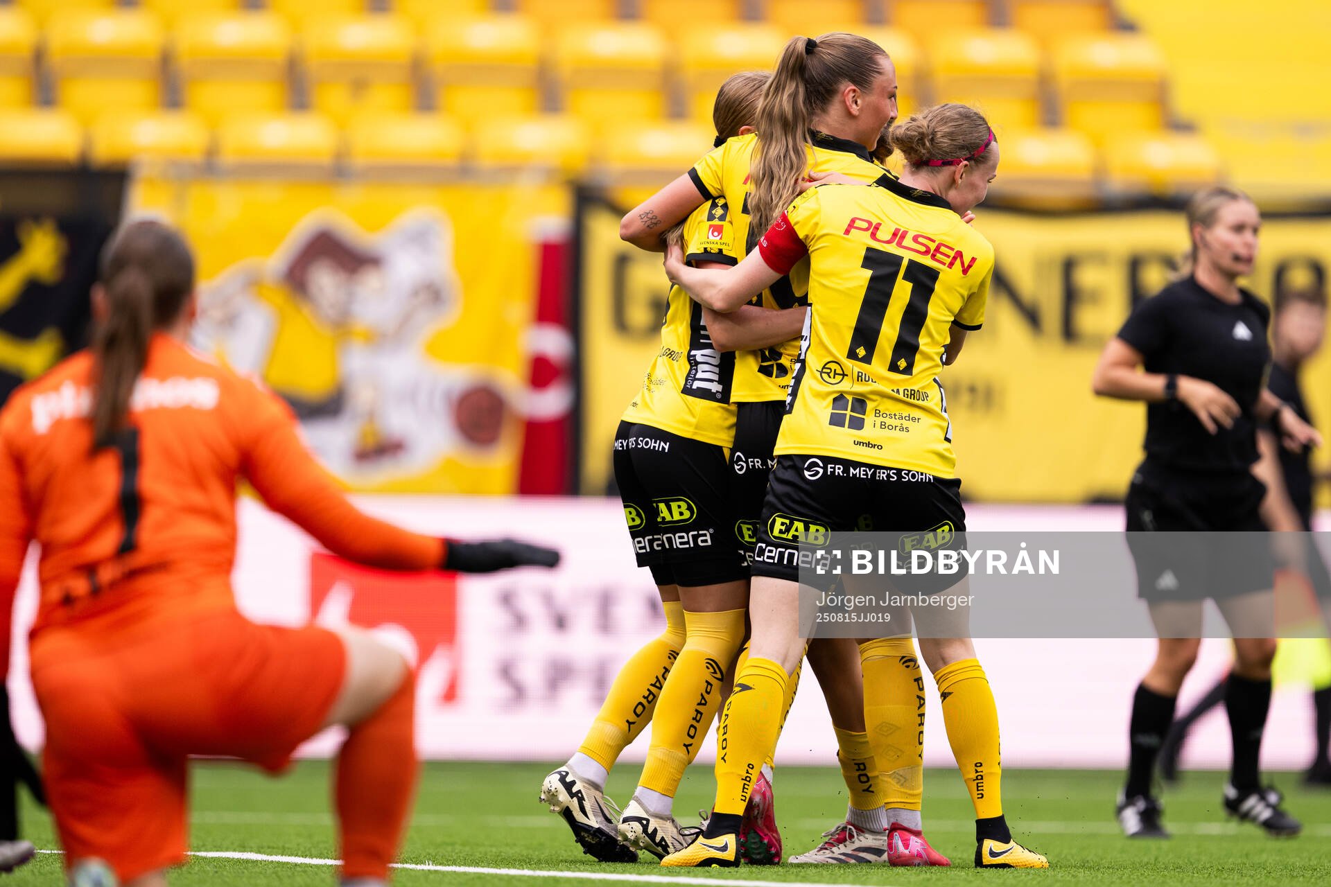 Elfsborgs Stina Jensen jublar med lagkamrater