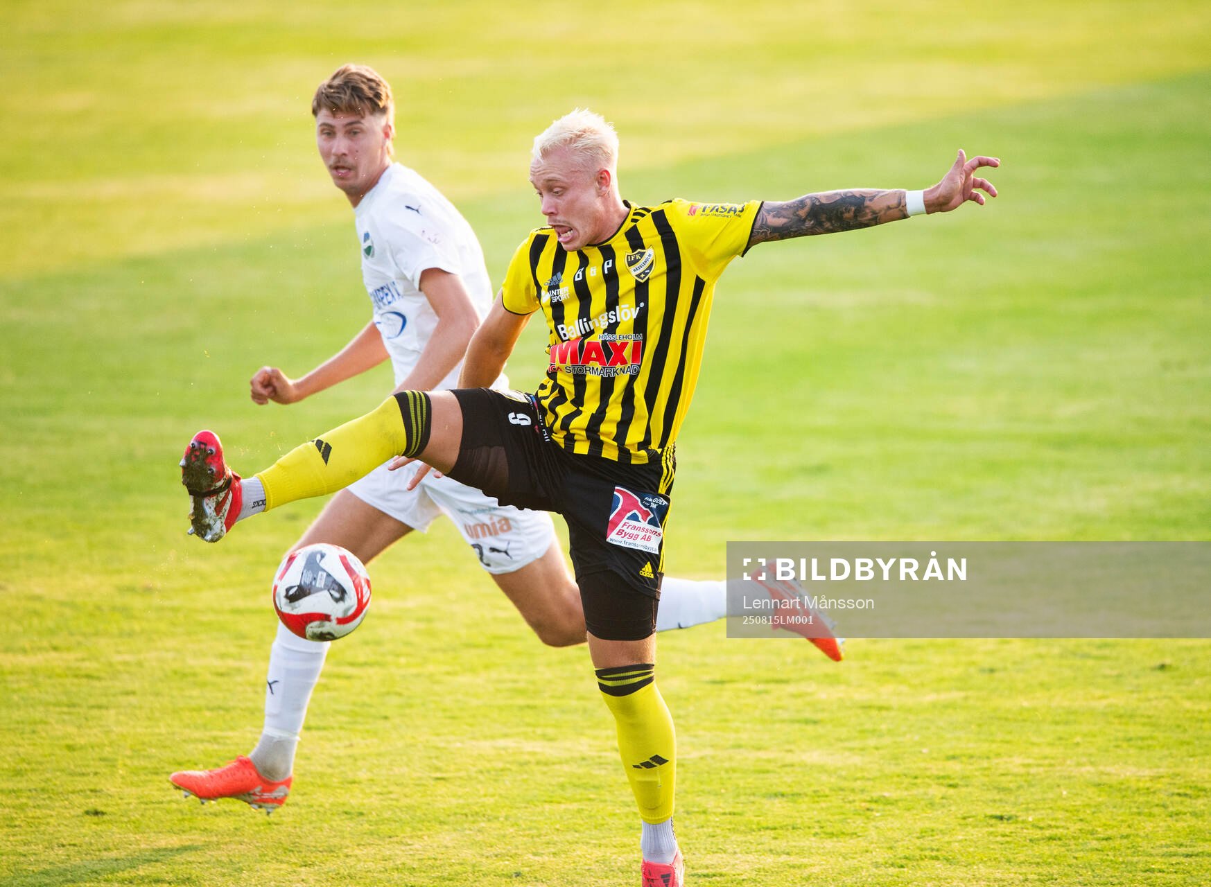 IFK Hässleholms Alexander Sjöström tar ner bollen