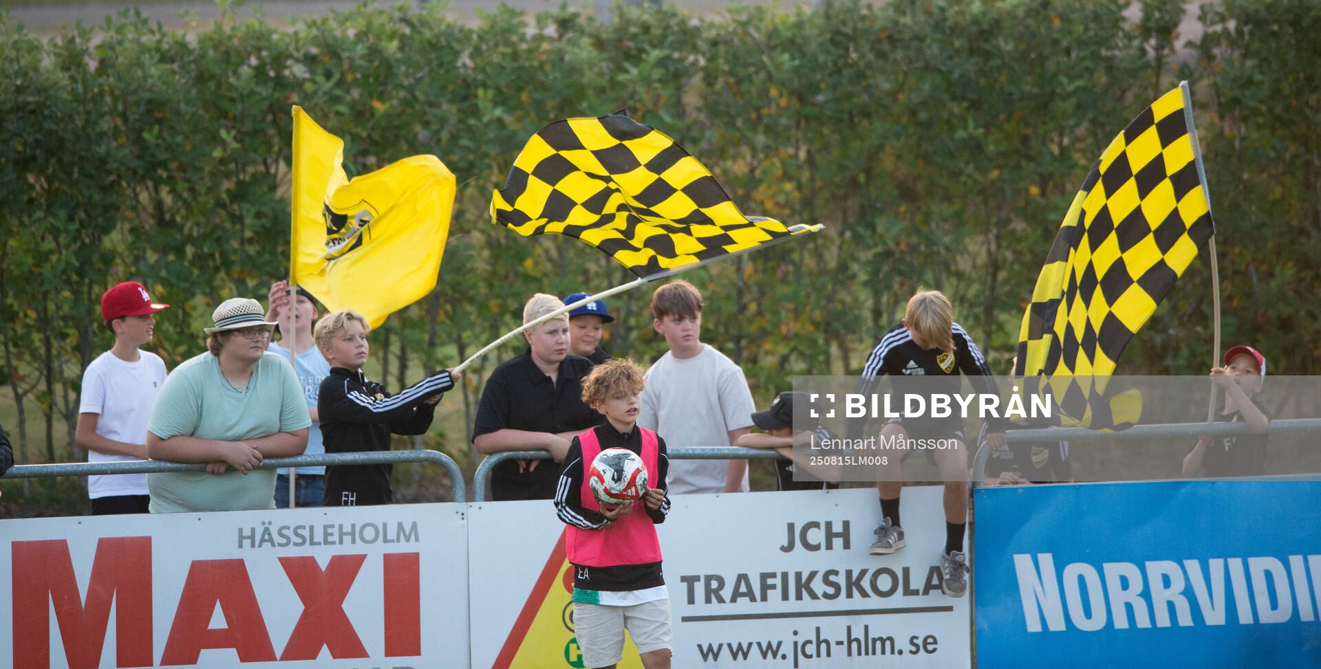 IFK Hässleholms klack flaggar med frenesi i matchens i