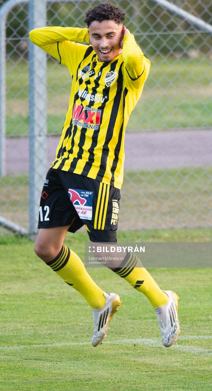 IFK Hässleholms Zeidan Sala har gjort 1-0 och bjuder på
