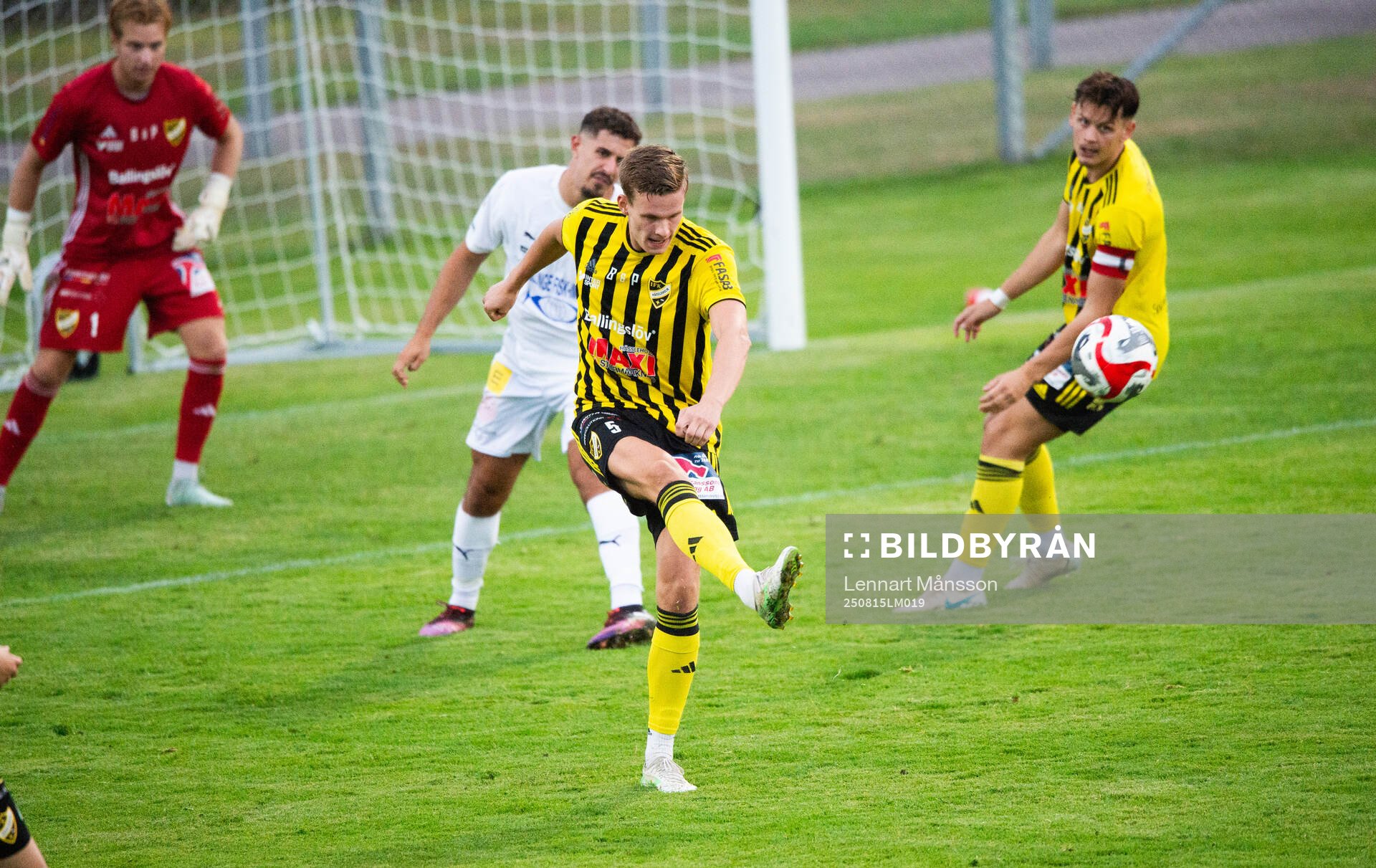 IFK Hässleholms Axel Henriksson rensar undan bollen i