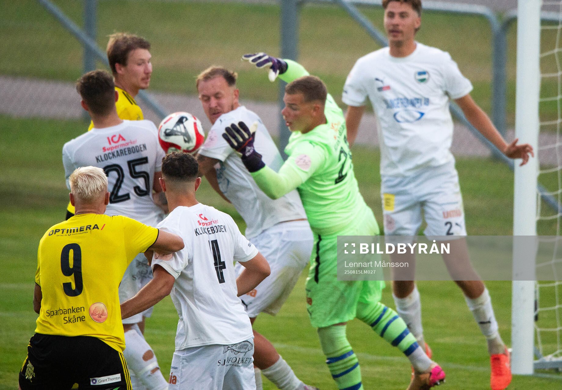 Österlens målvakt Albin Nilsson försöker få tag i