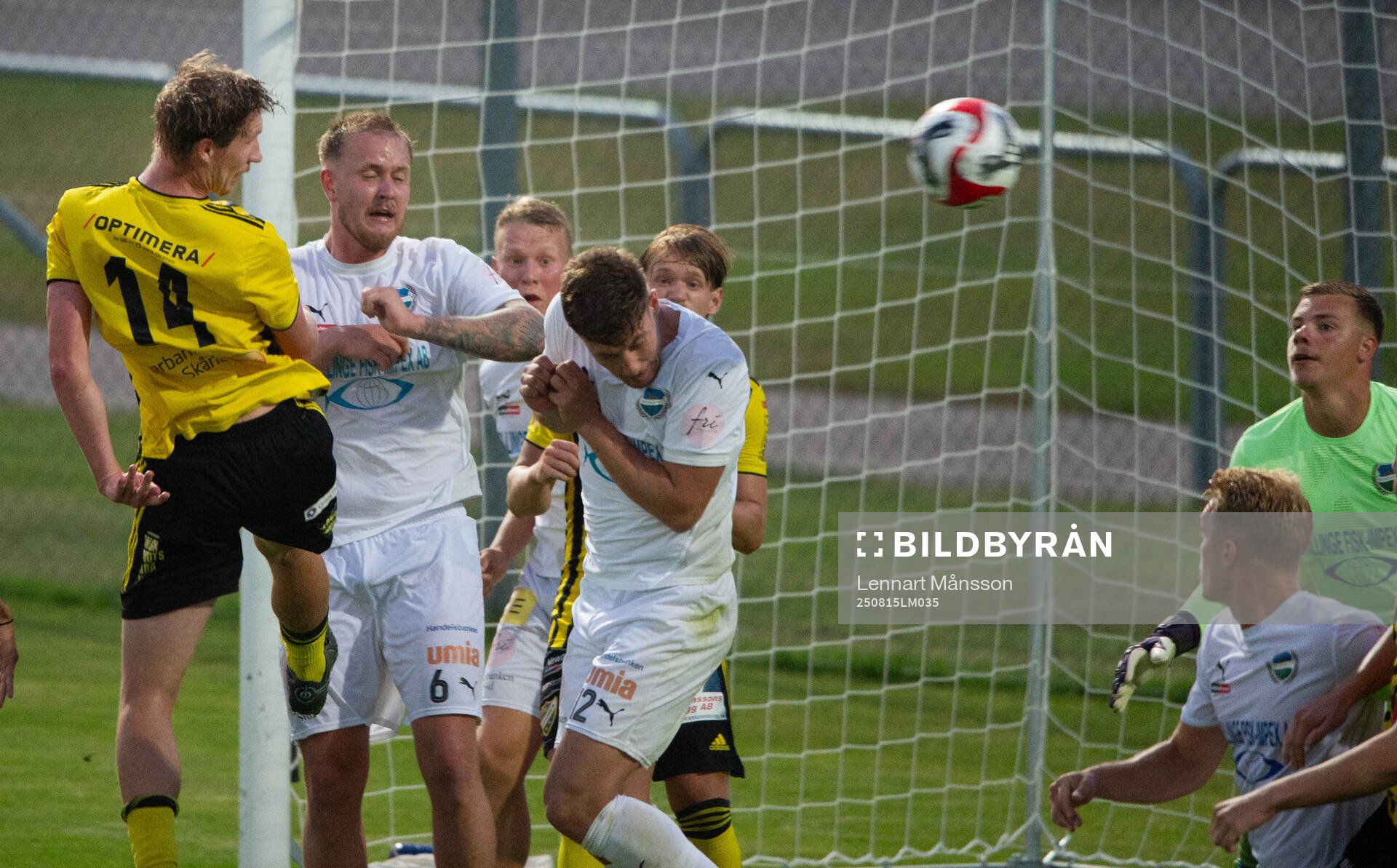 IFK Hässleholms Hugo Arvidsson nickar mot Österlens