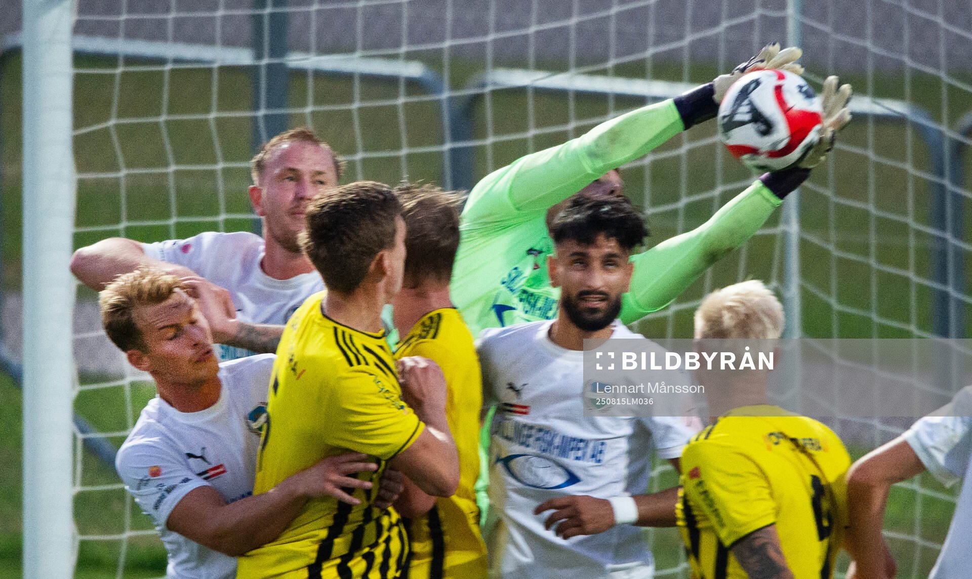 Österlens målvakt Albin Nilsson fångar bollen i matchens