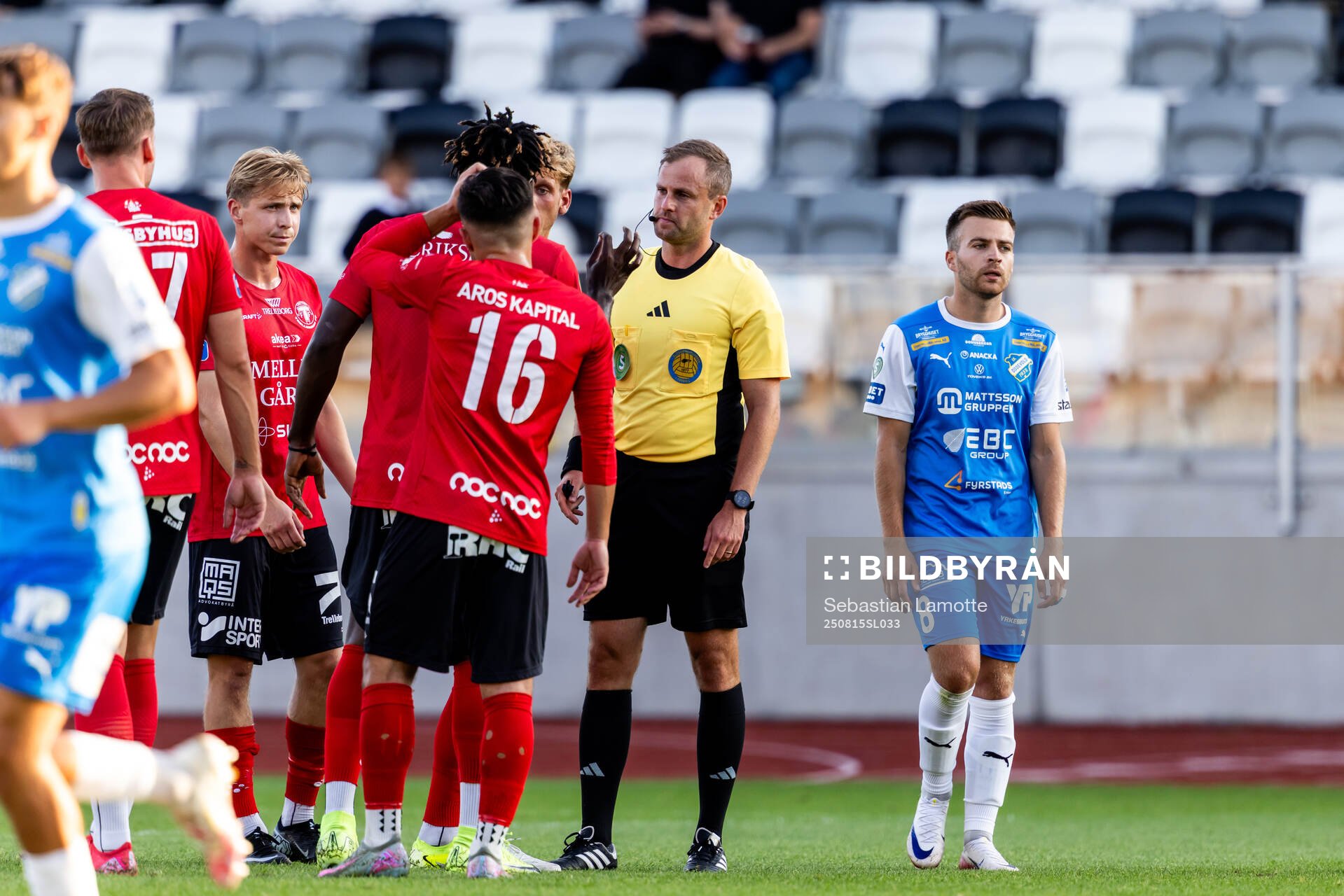 Domare Richard Sundell pratar med Trelleborgs spelare