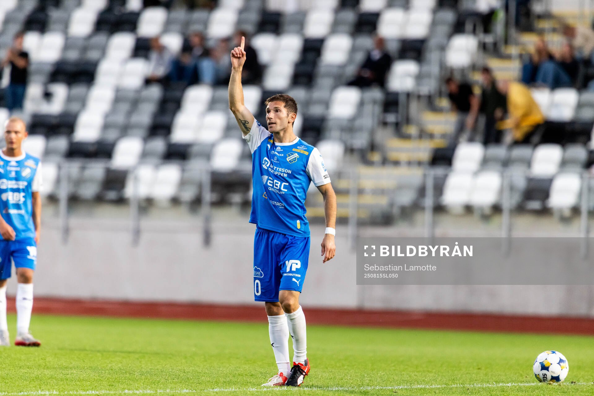 Oddevolds Liridon Kalludra har gjort 2-2 och jublar