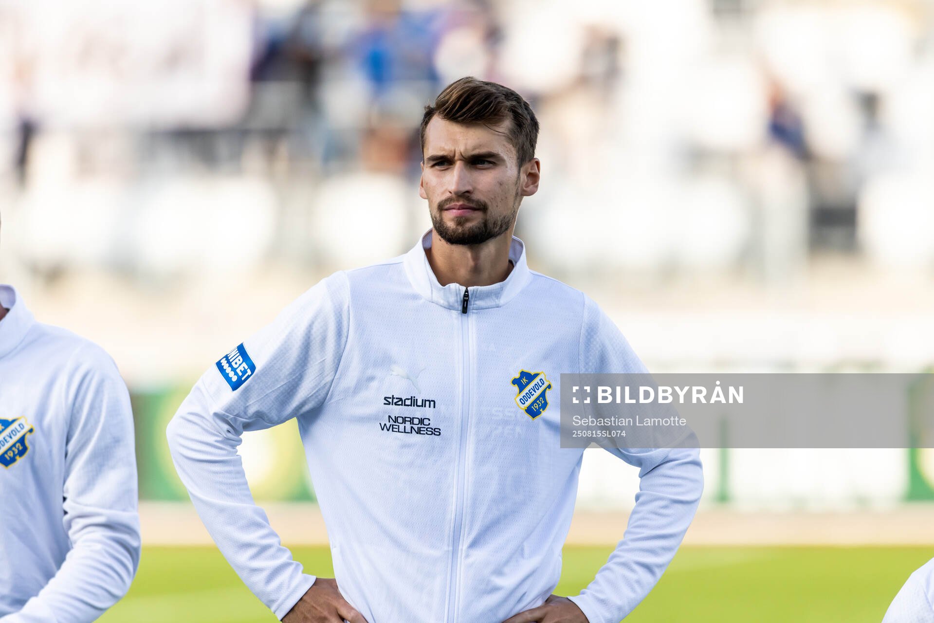 Oddevolds Rasmus Wiedesheim-Paul nför fotbollsmatchen i