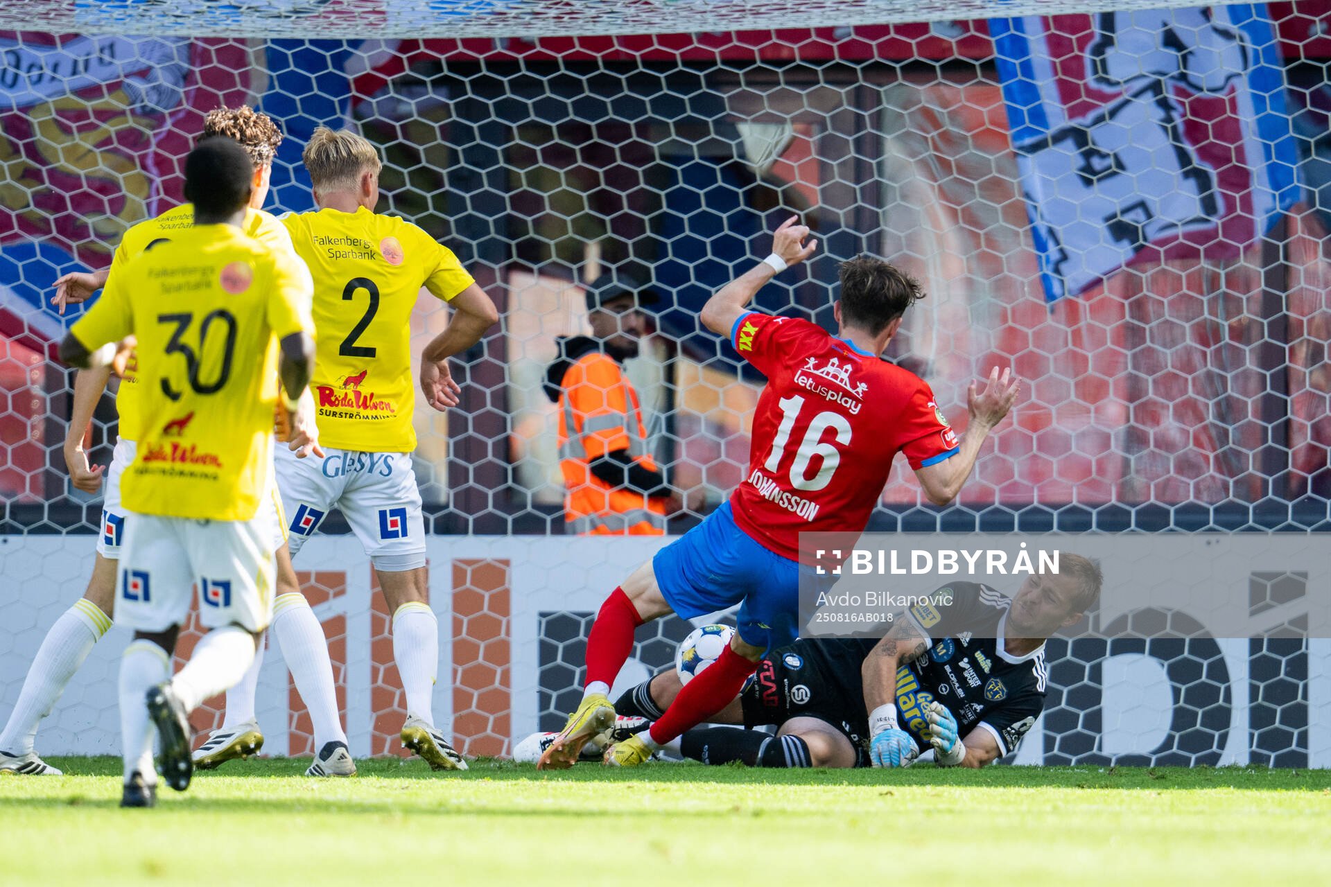 Helsingborgs Alexander Johansson och Falkenbergs målvakt