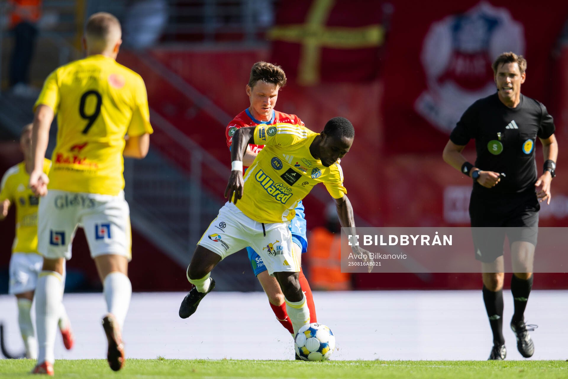Helsingborgs Max Svensson och Falkenbergs Wanbe Godwin Aguda