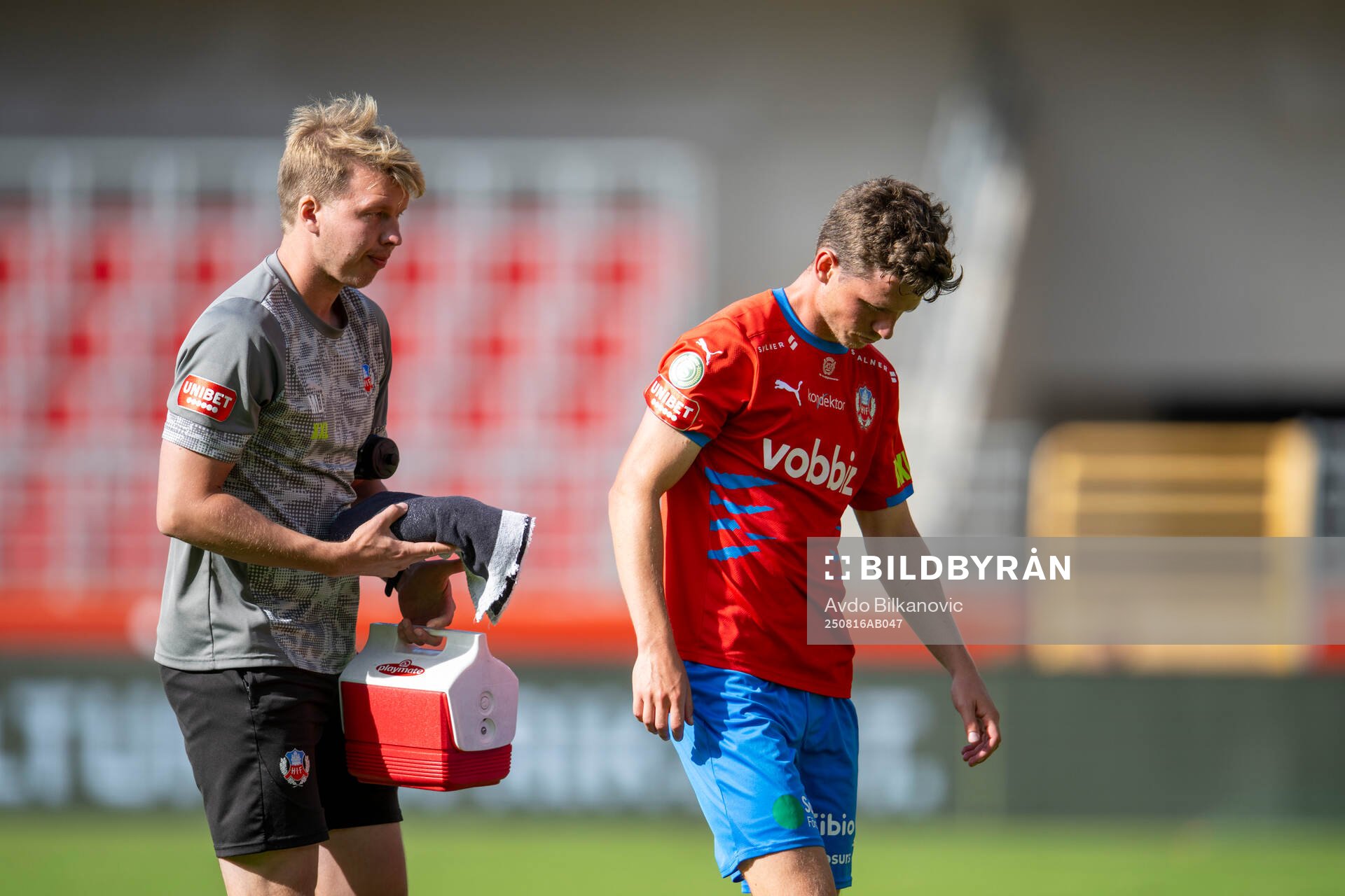 Helsingborgs Max Svensson lämnar fotbollsplan