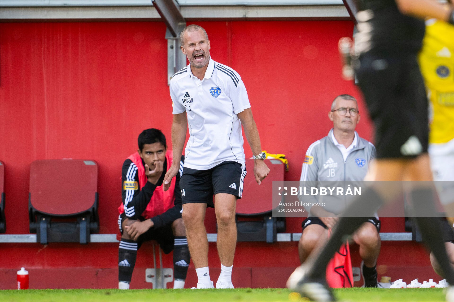 Falkenbergs tränare Christoffer Andersson agerar