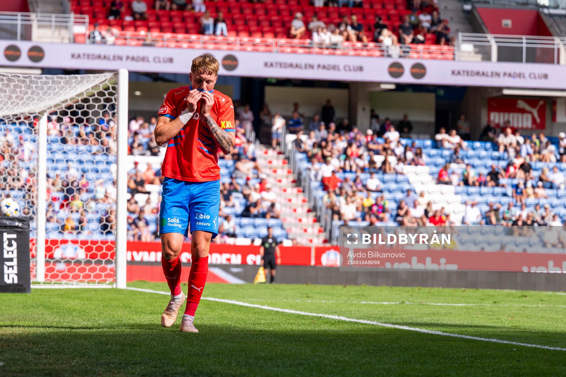 Helsingborgs Marcus Gudmann deppar medan han lämnar