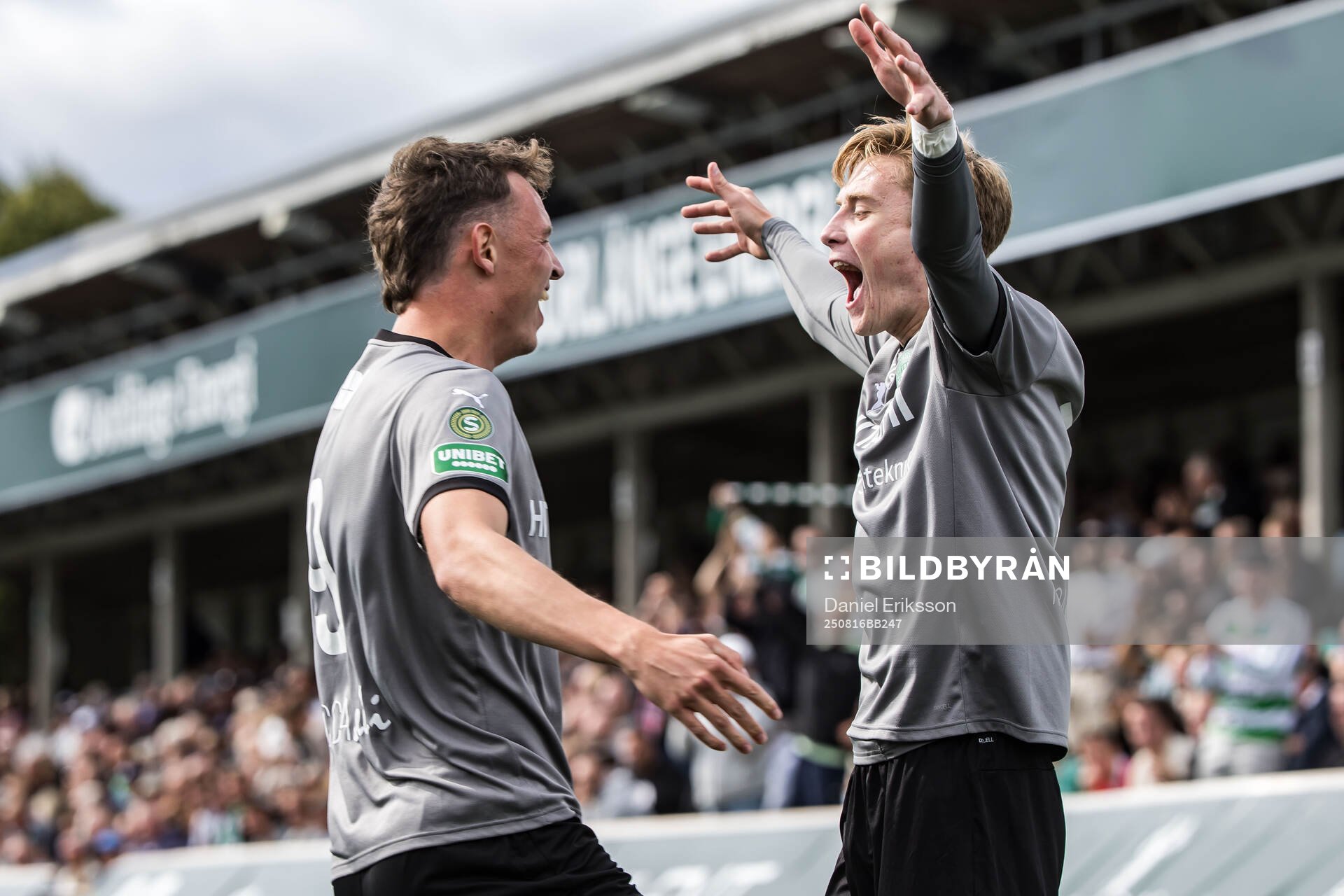 Västerås Karl Gunnarsson jublar med Mikkel Ladefoged