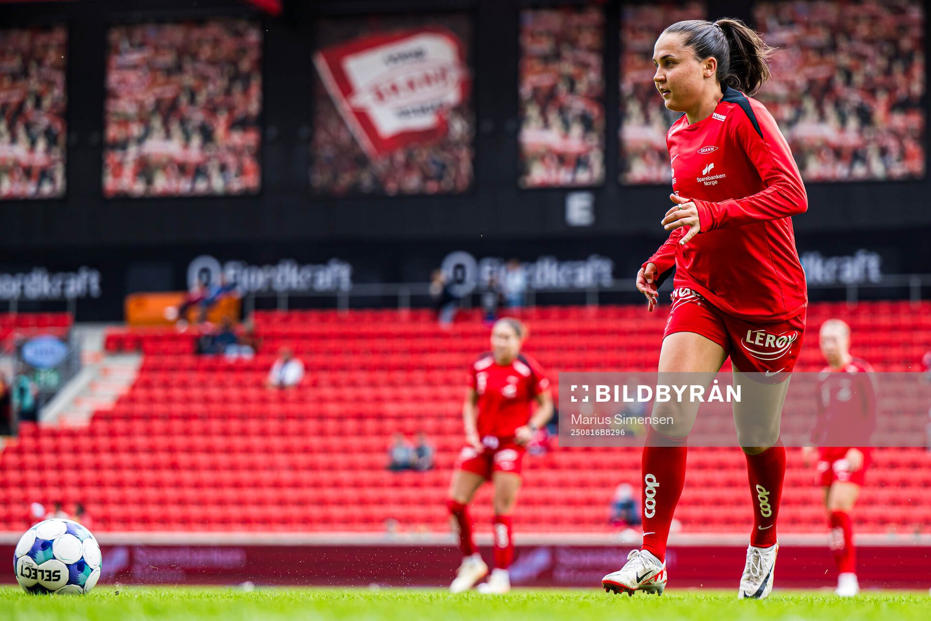 Heidi Elisabeth Ellingsen of Brann warms up