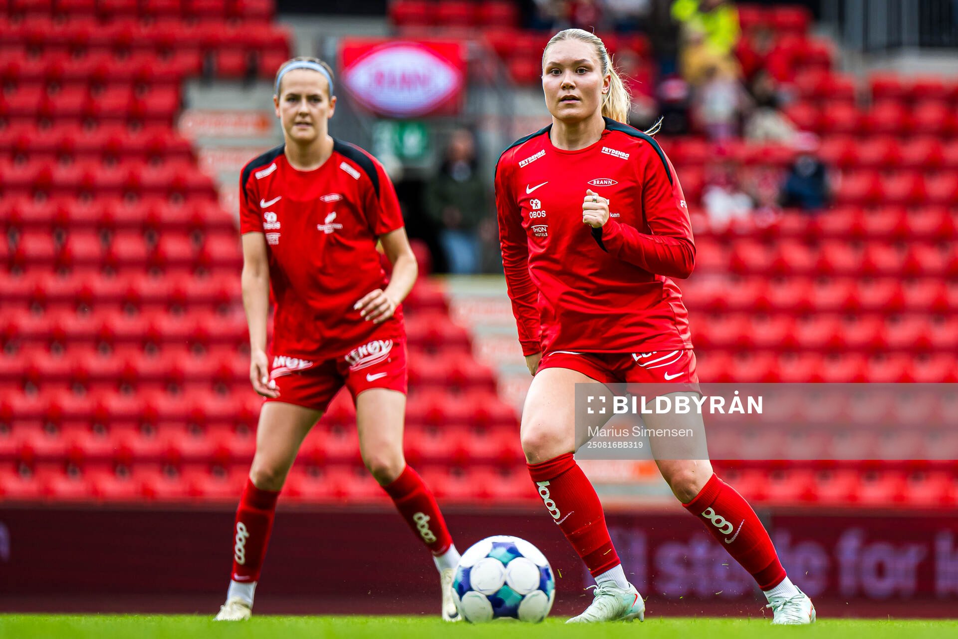 Emma-Helena Alexandra Peuhkurinen of Brann warms up