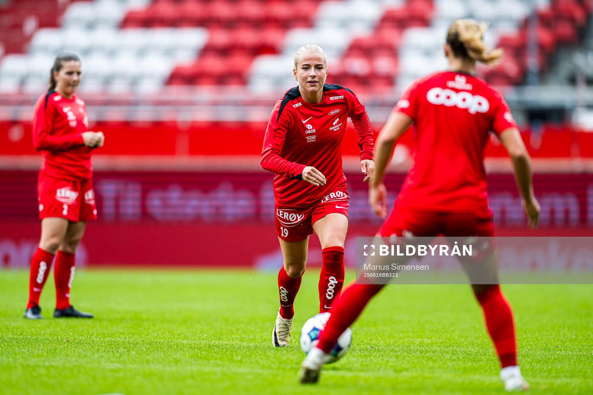 Monica Nedgård Isaksen of Brann warms up