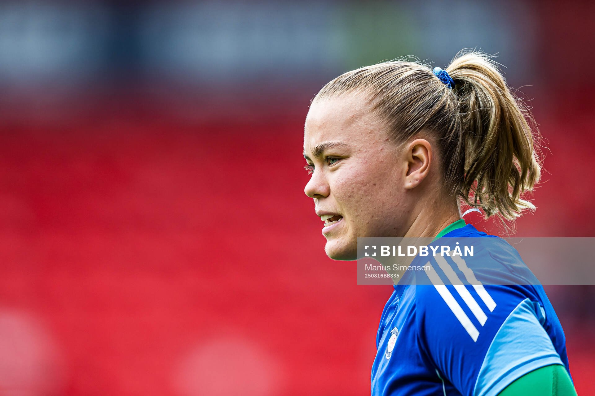 Olaug Tvedten of Vålerenga warms up