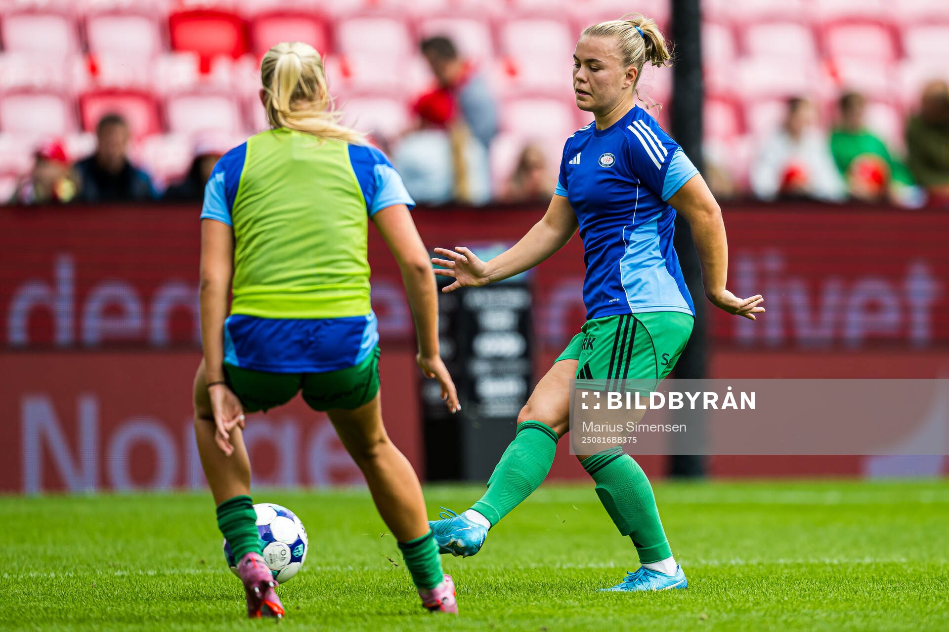 Olaug Tvedten of Vålerenga warms up
