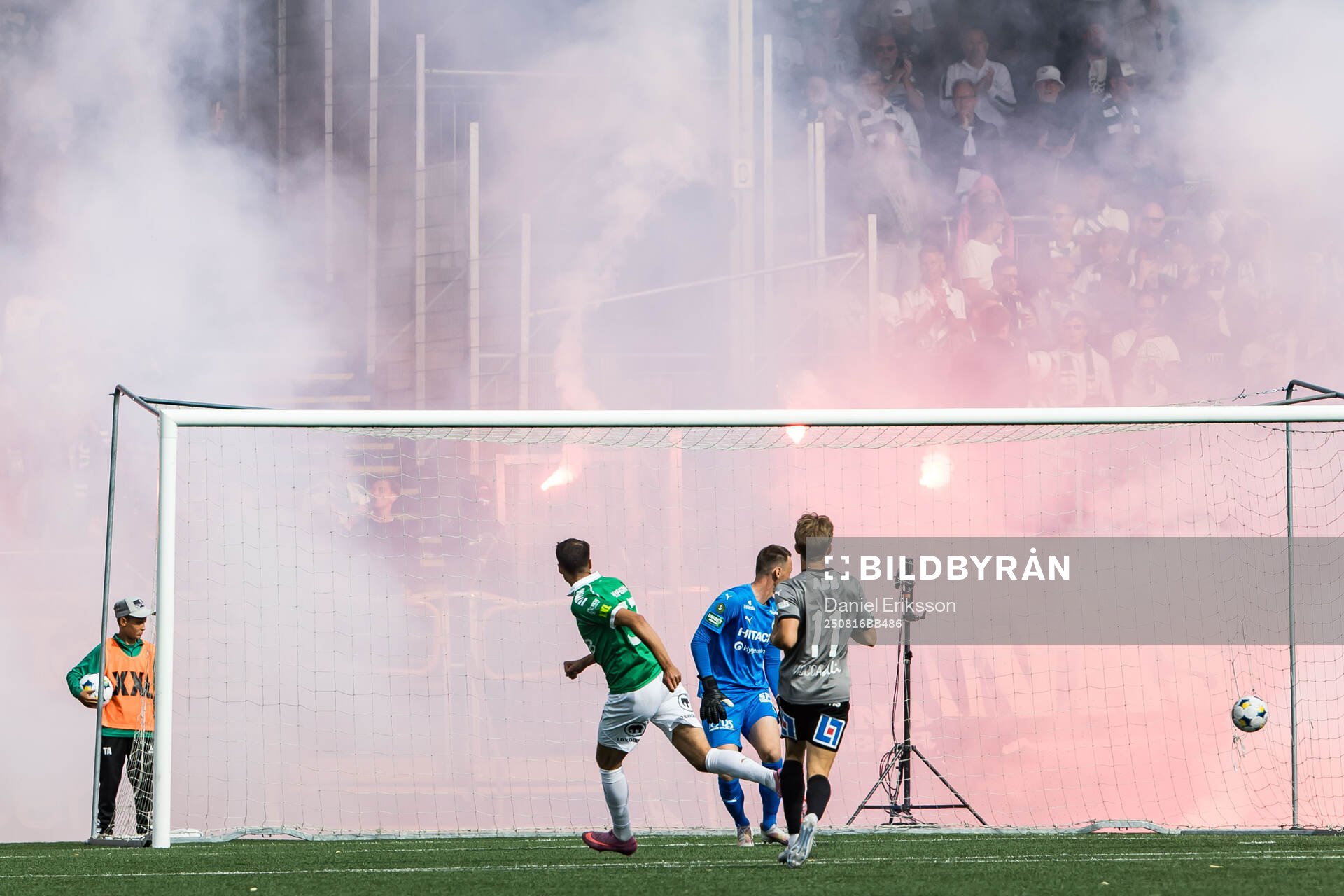 Brages Amar Muhsin gör 2-1 bakom Västerås målvakt Anton