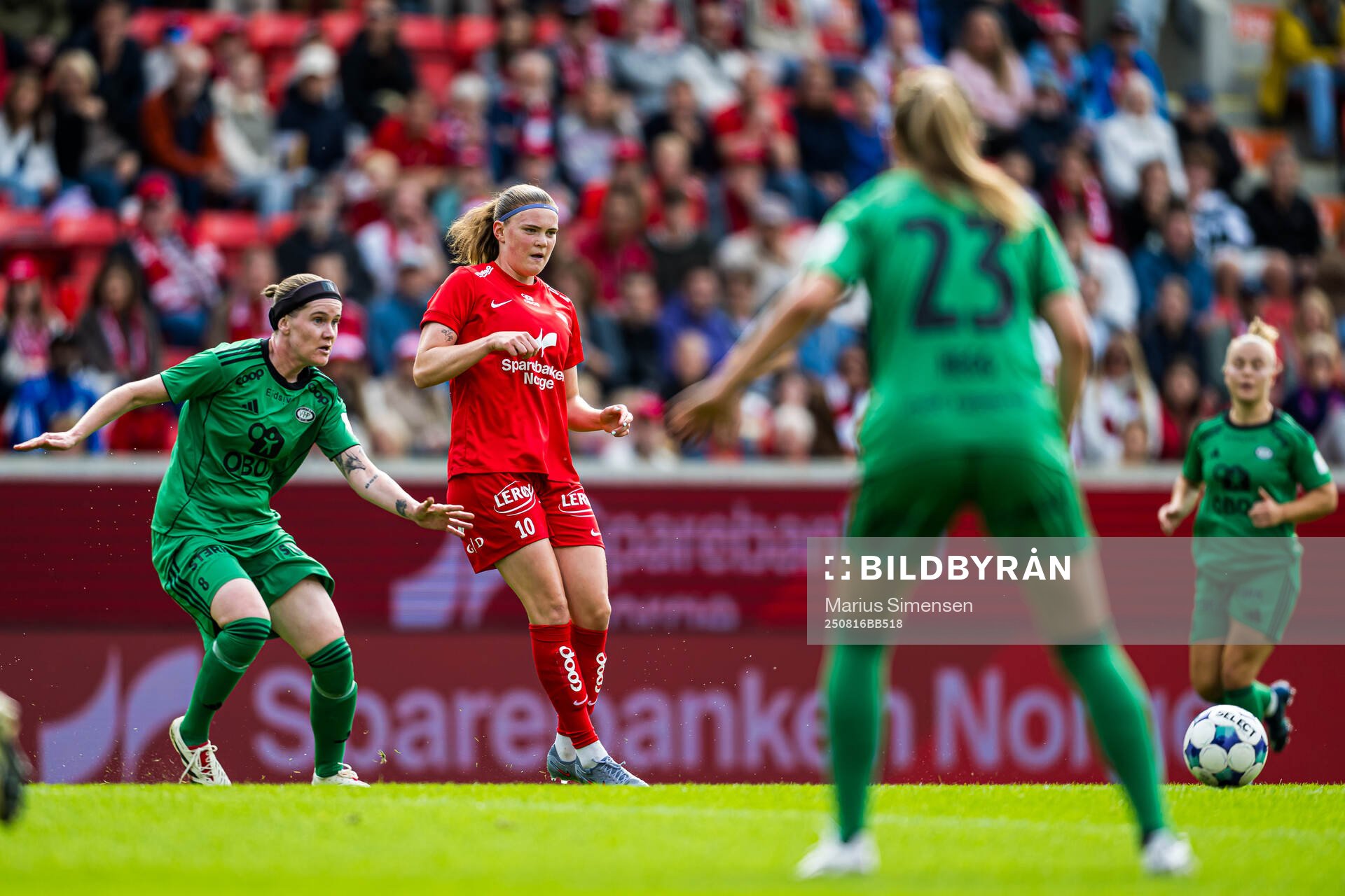 Linn Victoria Vickius of Vålerenga and Signe Gaupset of