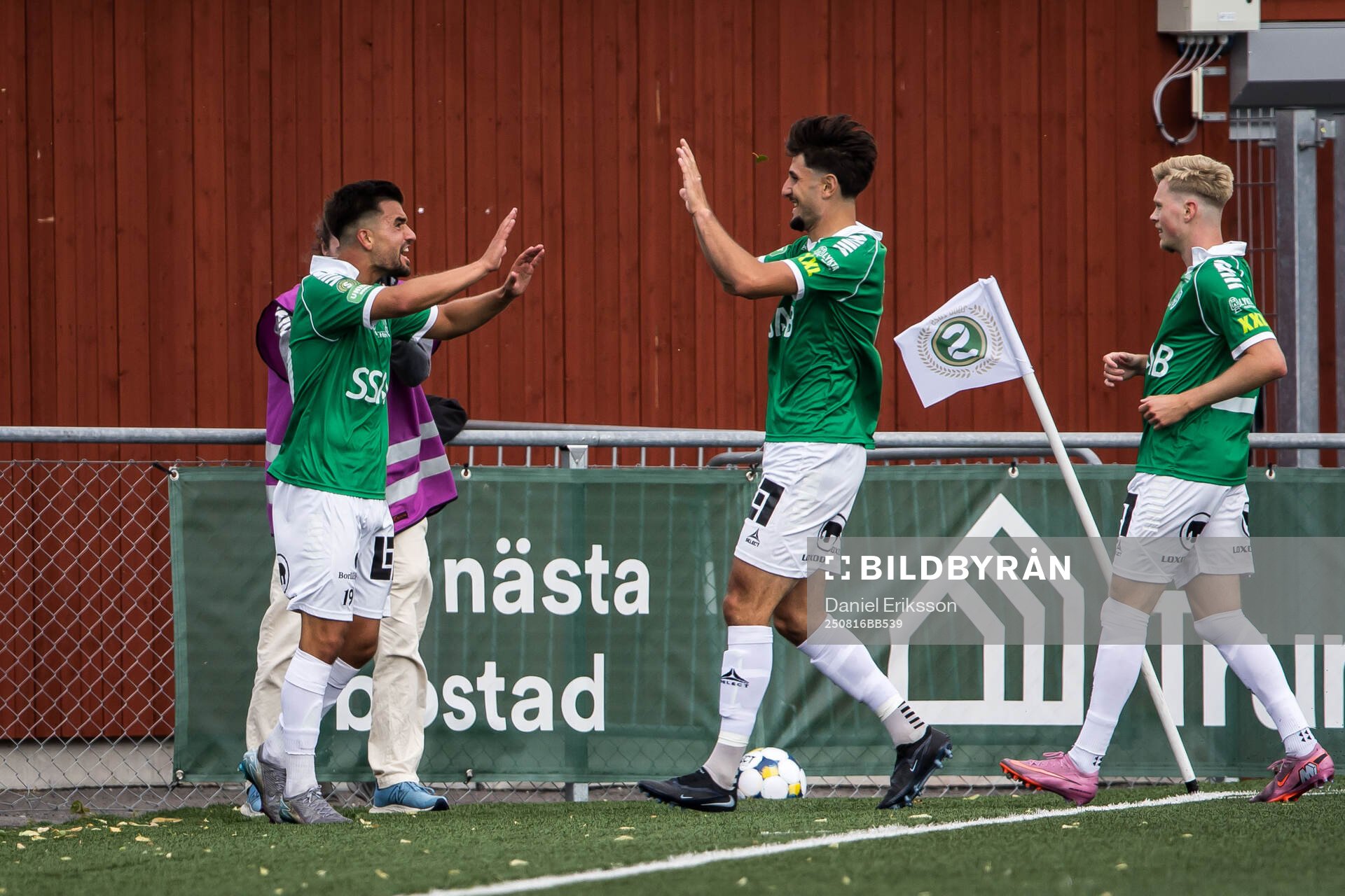 Brages Haris Brkic jublar med lagkamrater