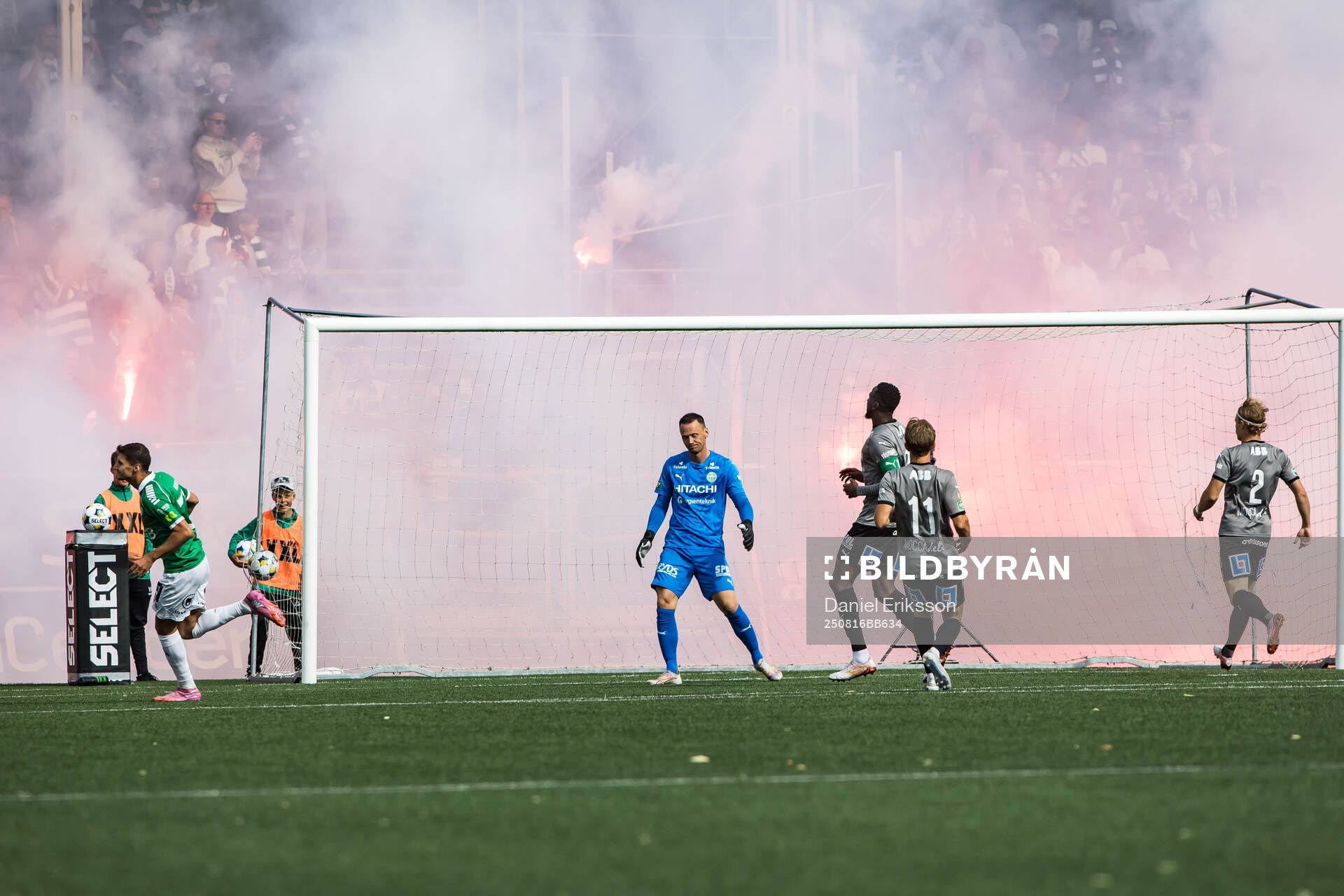 Brages Amar Muhsin och Västerås målvakt Anton Fagerström