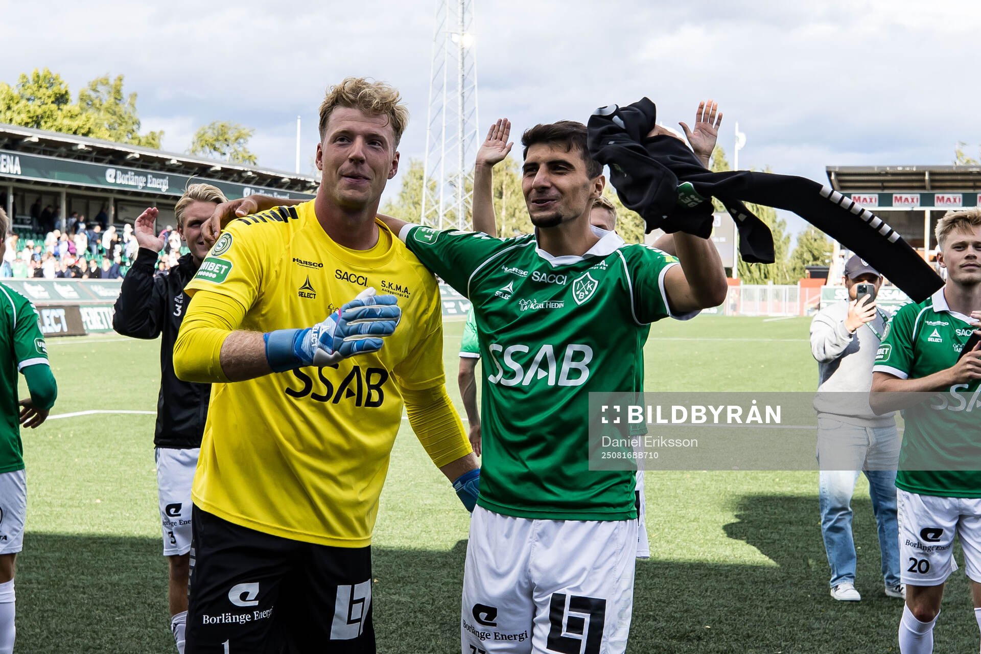 Brages målvakt Viktor Frodig jublar och Amar Muhsin