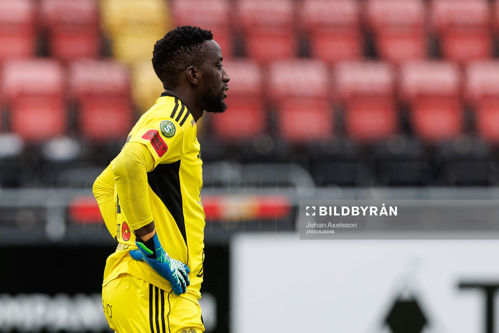 Östersunds målvakt Arnold Otieno deppar